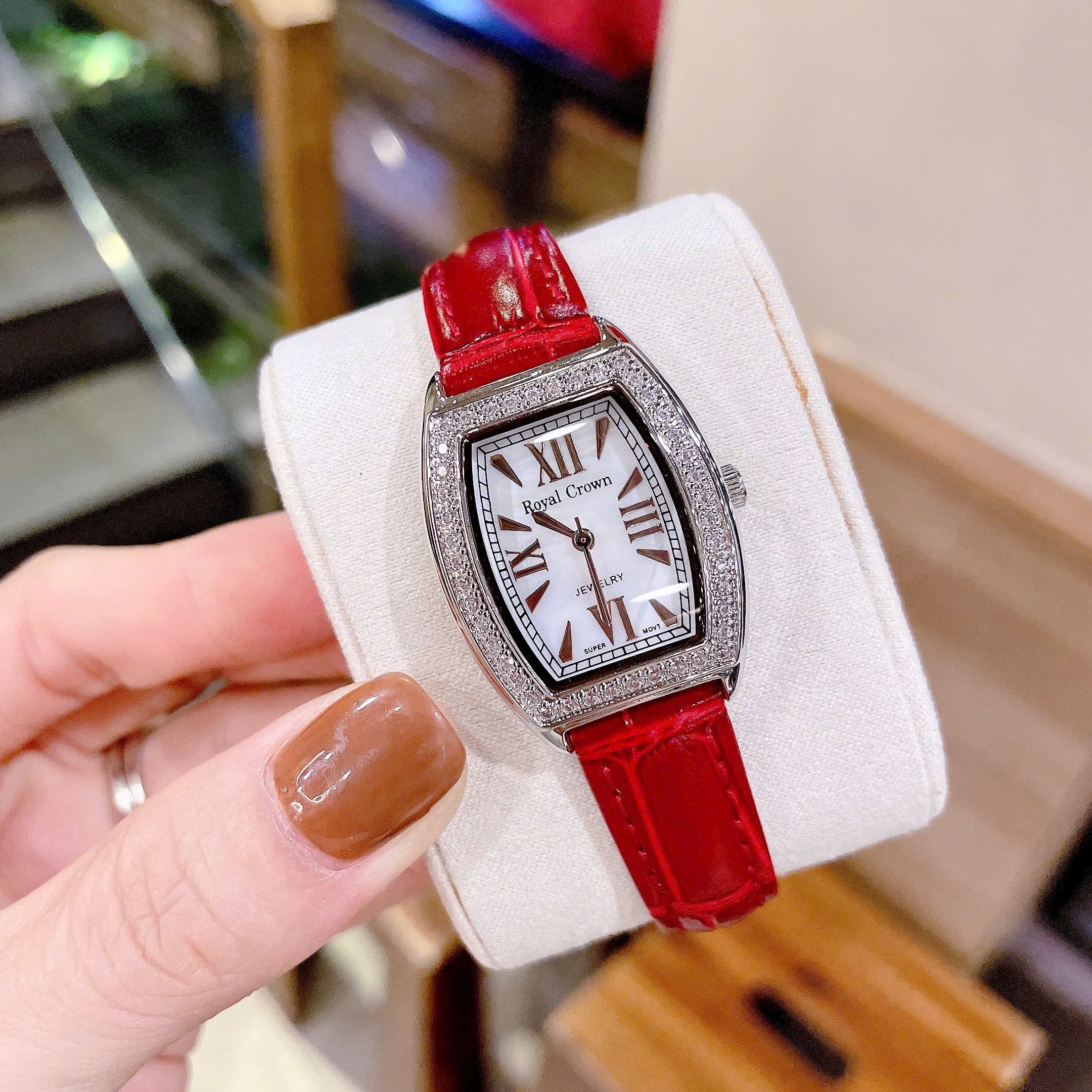Đồng Hồ Royal Crown Mặt Oval |Nữ Giới |Đính Đá |Dây Da Đỏ |Máy Pin (Quartz) |Size 24x30mm |donghogiatot.vn