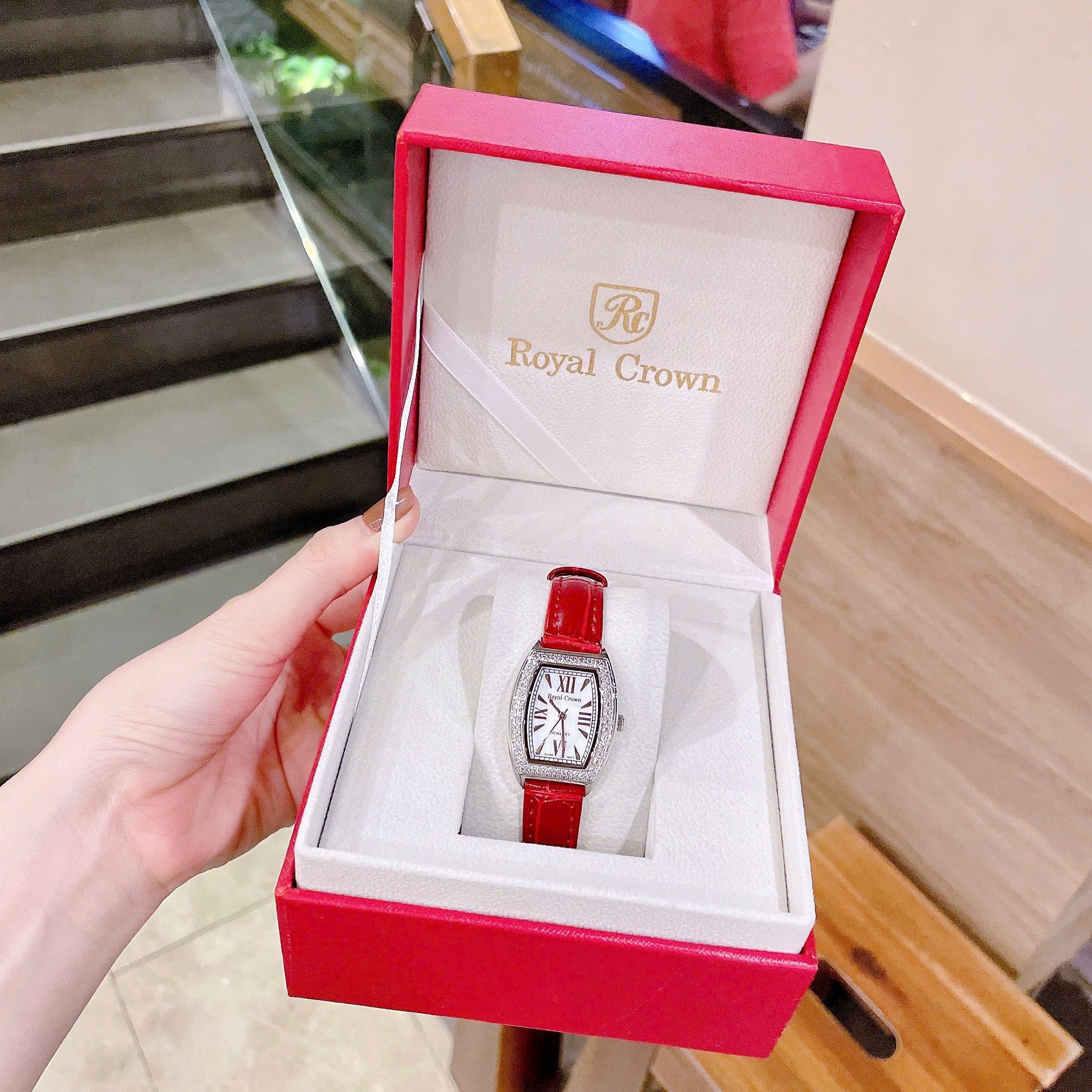 Đồng Hồ Royal Crown Mặt Oval |Nữ Giới |Đính Đá |Dây Da Đỏ |Máy Pin (Quartz) |Size 24x30mm |donghogiatot.vn