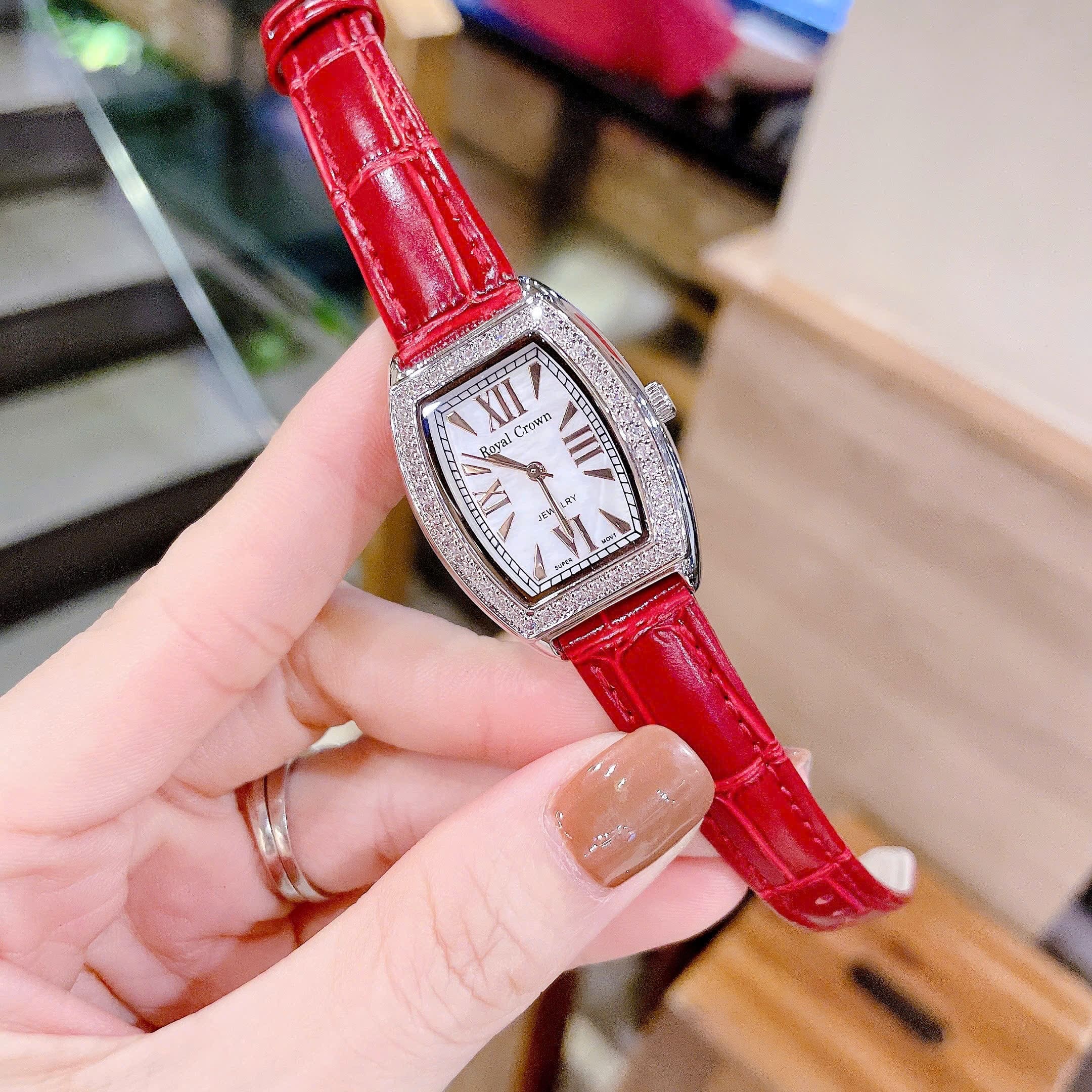 Đồng Hồ Royal Crown Mặt Oval |Nữ Giới |Đính Đá |Dây Da Đỏ |Máy Pin (Quartz) |Size 24x30mm |donghogiatot.vn