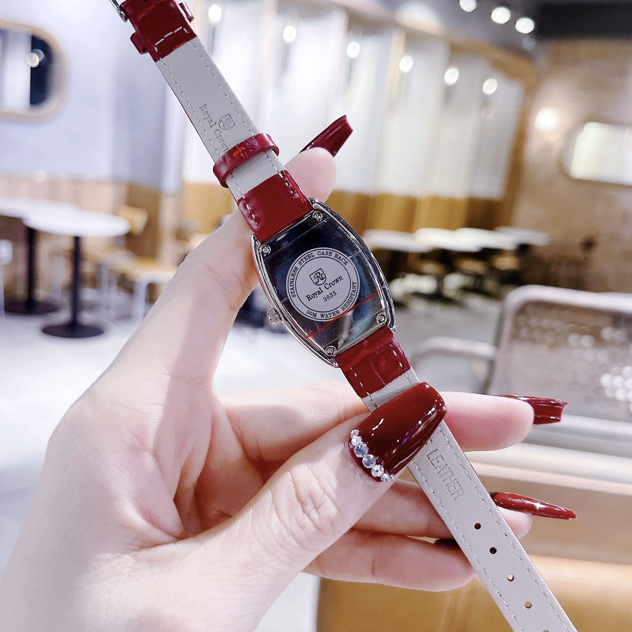 Đồng Hồ Royal Crown Mặt Oval |Nữ Giới |Đính Đá |Dây Da Đỏ |Máy Pin (Quartz) |Size 24x30mm |donghogiatot.vn