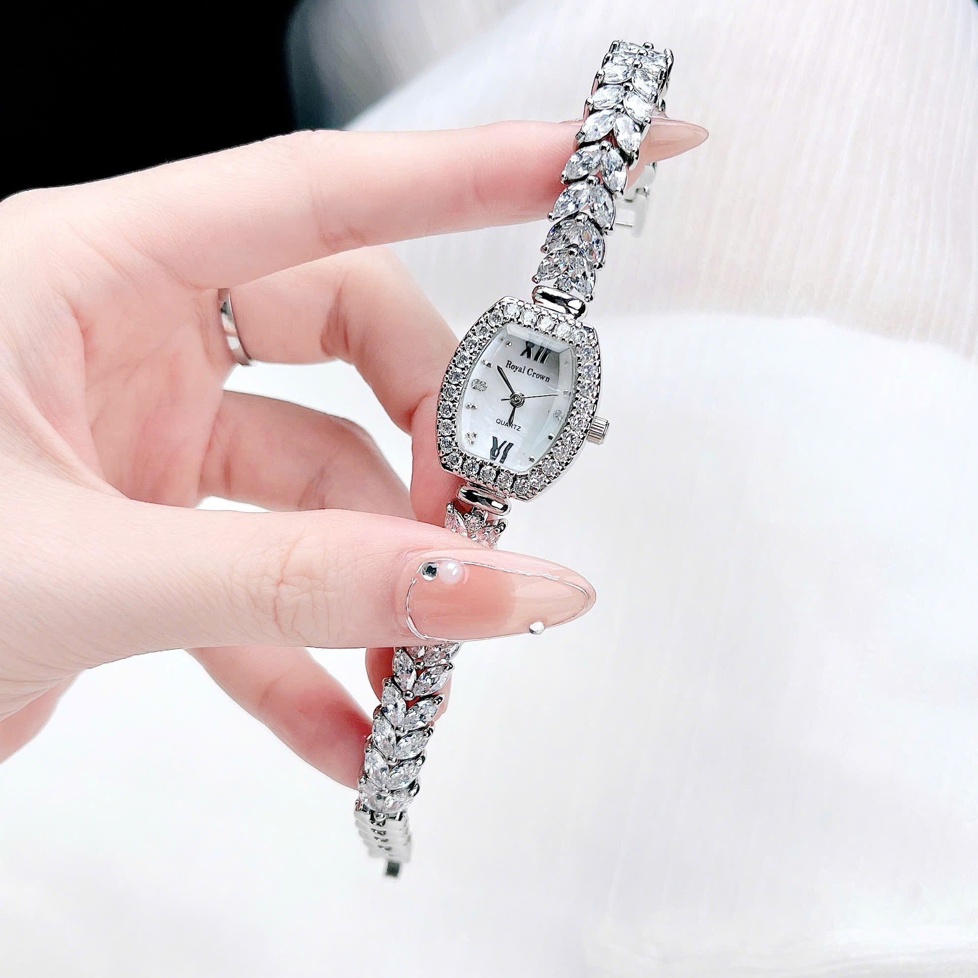 Đồng Hồ Royal Crown Mặt Oval |Nữ Giới |Silver |Lắc Tay Đính Đá |Máy Pin (Quartz) |Size 24mm |donghogiatot.vn