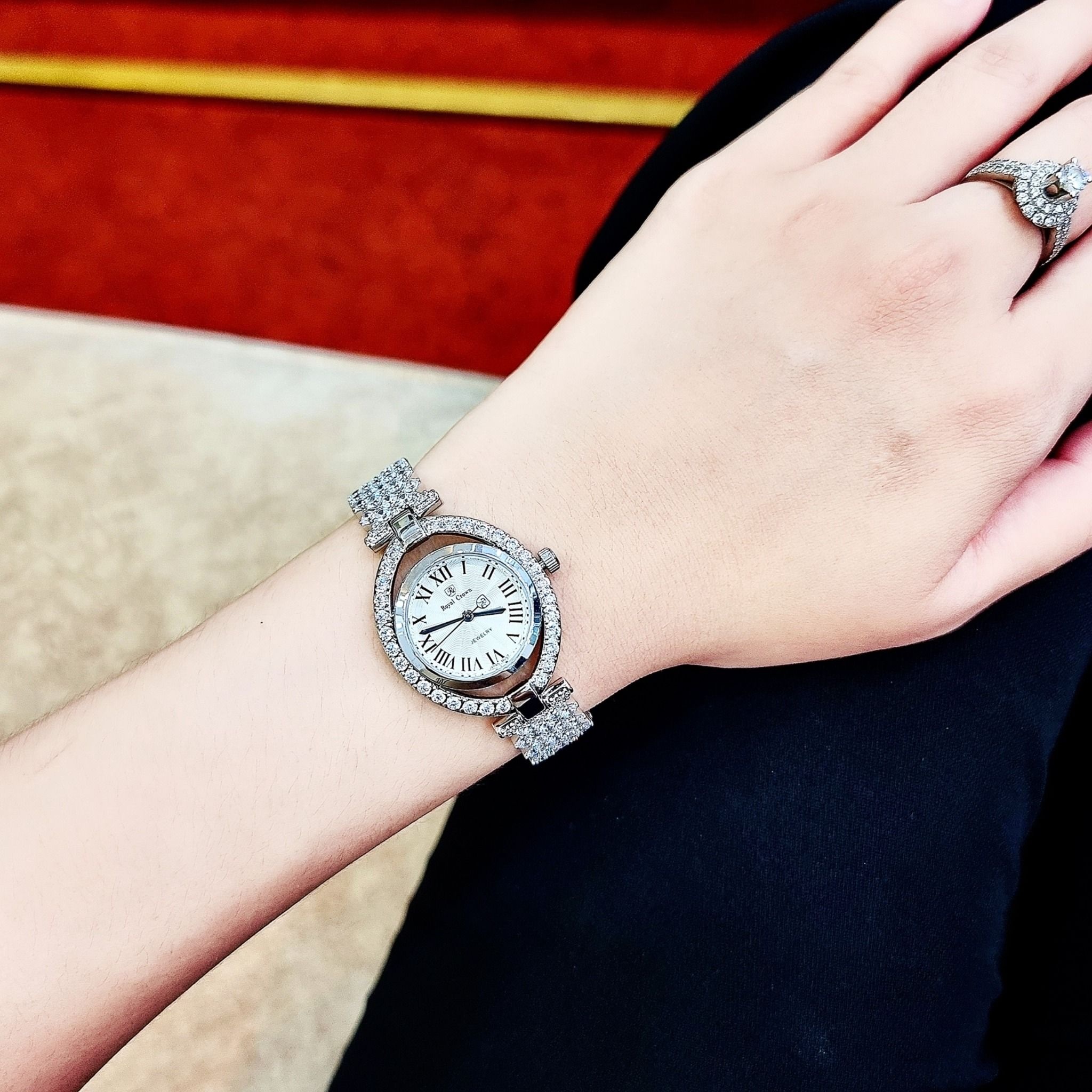 Đồng Hồ Royal Crown Mặt Oval |Nữ Giới |Số La Mã |Lắc Tay Đính Đá |Máy Pin (Quartz) |Size 32mm |donghogiatot.vn