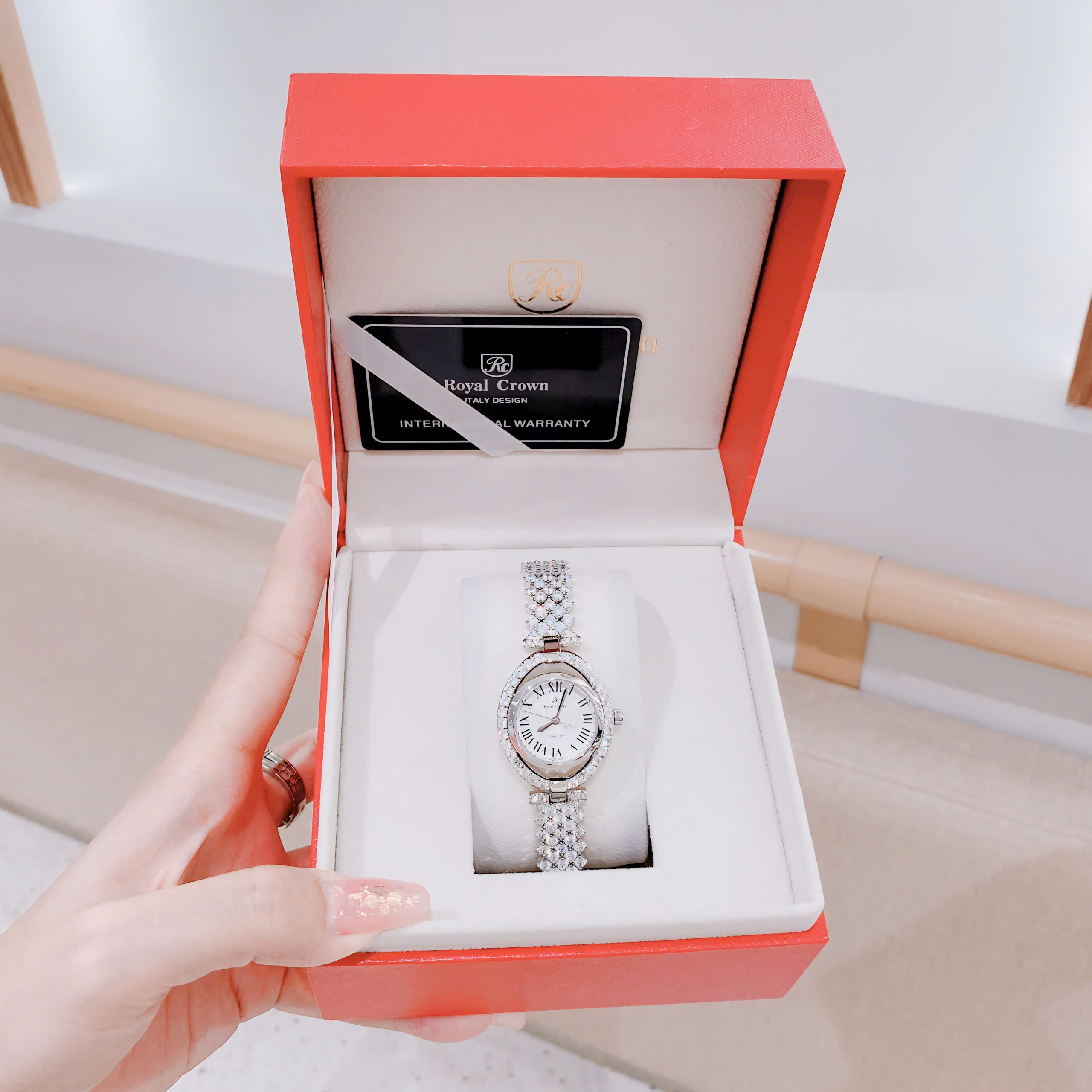 Đồng Hồ Royal Crown Mặt Oval |Nữ Giới |Số La Mã |Lắc Tay Đính Đá |Máy Pin (Quartz) |Size 32mm |donghogiatot.vn