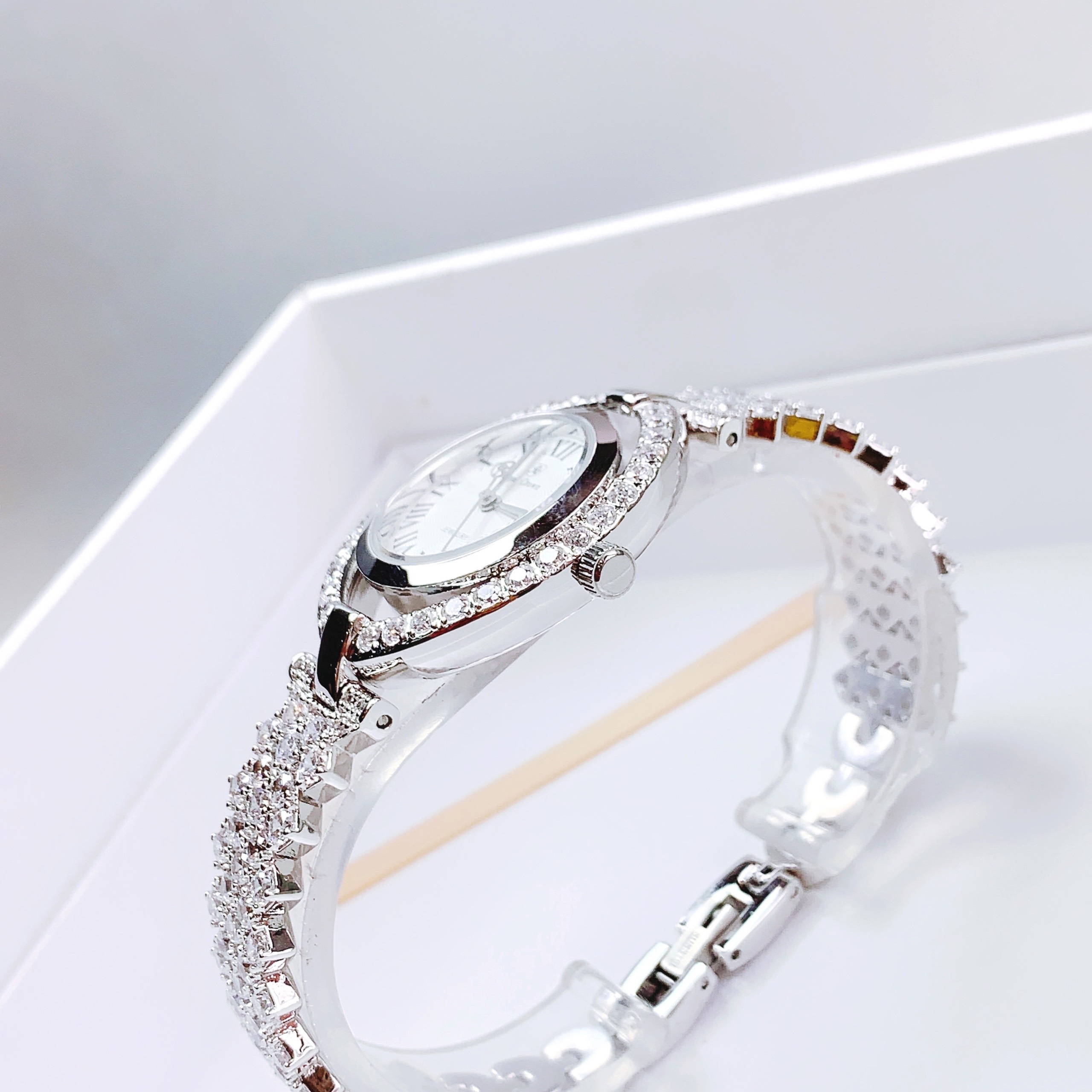 Đồng Hồ Royal Crown Mặt Oval |Nữ Giới |Số La Mã |Lắc Tay Đính Đá |Máy Pin (Quartz) |Size 32mm |donghogiatot.vn