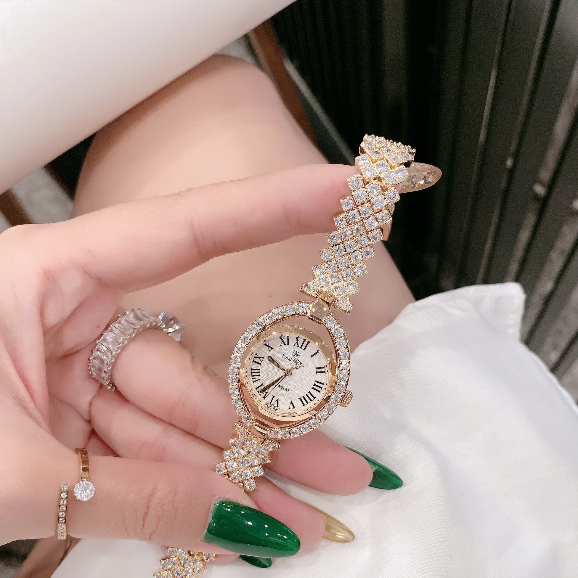 Đồng Hồ Royal Crown Mặt Oval |Nữ Giới |Vàng Gold |Lắc Tay Đính Đá |Máy Pin (Quartz) |Size 32mm |donghogiatot.vn
