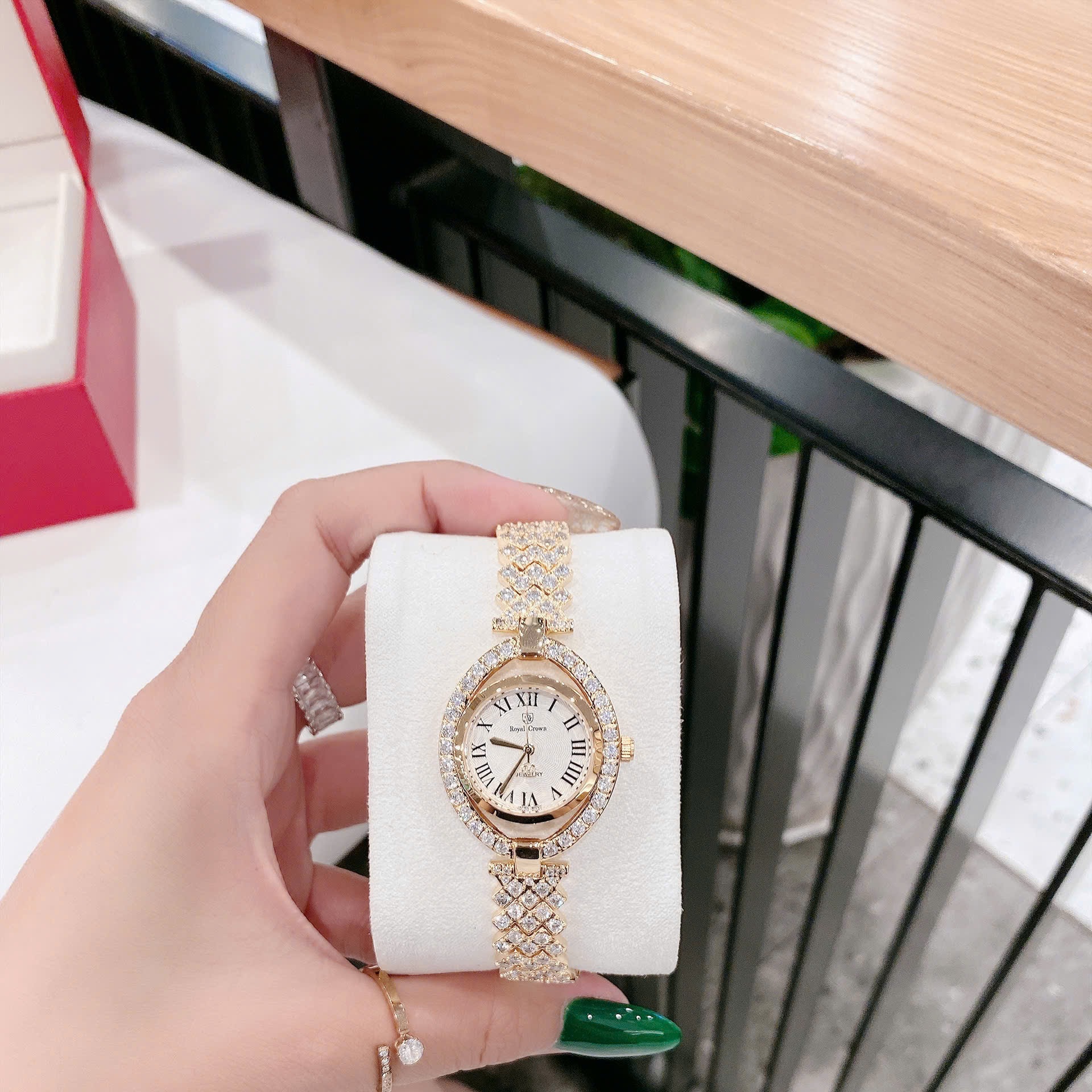 Đồng Hồ Royal Crown Mặt Oval |Nữ Giới |Vàng Gold |Lắc Tay Đính Đá |Máy Pin (Quartz) |Size 32mm |donghogiatot.vn