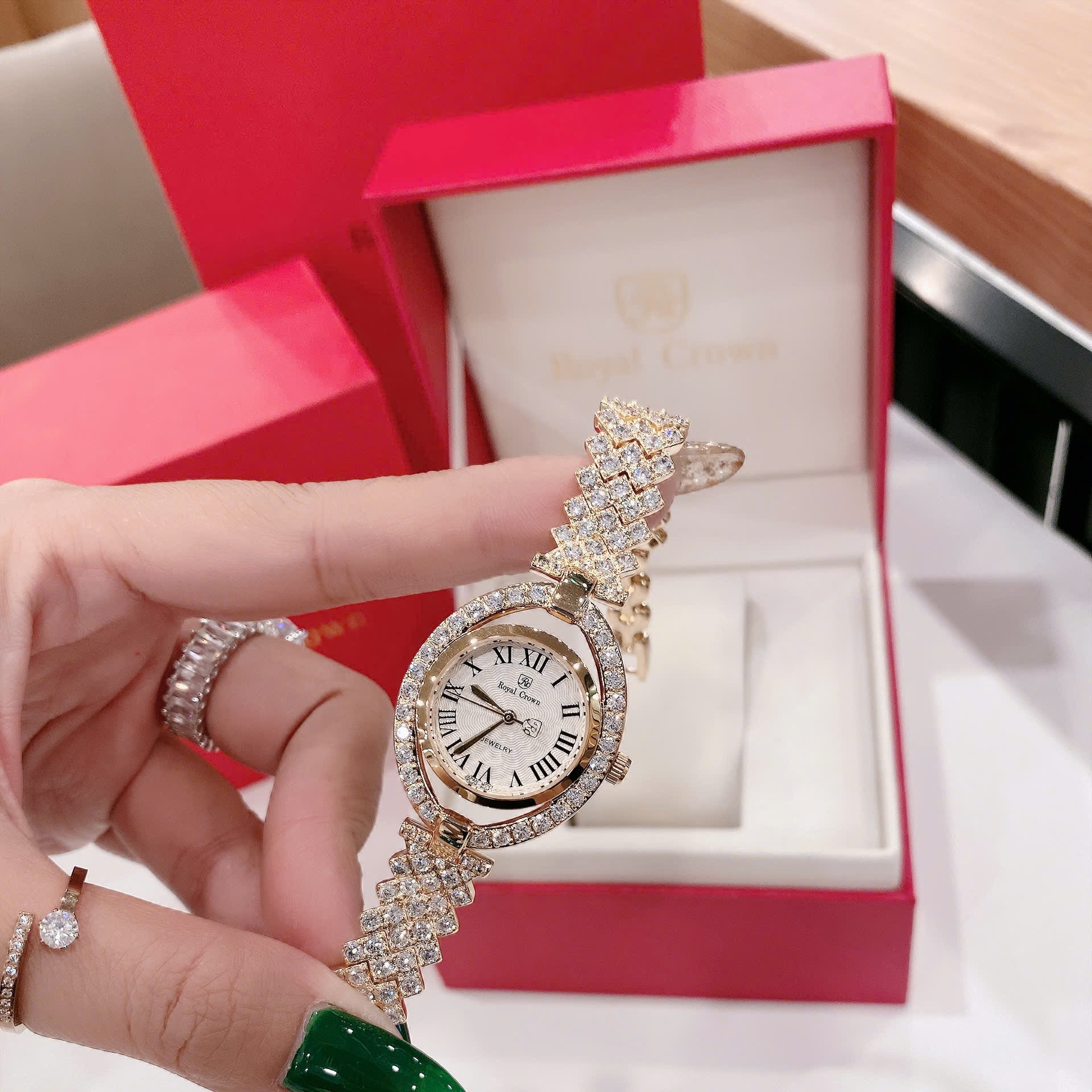 Đồng Hồ Royal Crown Mặt Oval |Nữ Giới |Vàng Gold |Lắc Tay Đính Đá |Máy Pin (Quartz) |Size 32mm |donghogiatot.vn