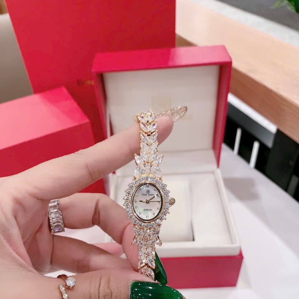 Đồng Hồ Royal Crown Mặt Oval |Nữ Giới |Vàng Gold |Lắc Tay Đính Pha Lê |Máy Pin (Quartz) |Size 26mm |donghogiatot.vn