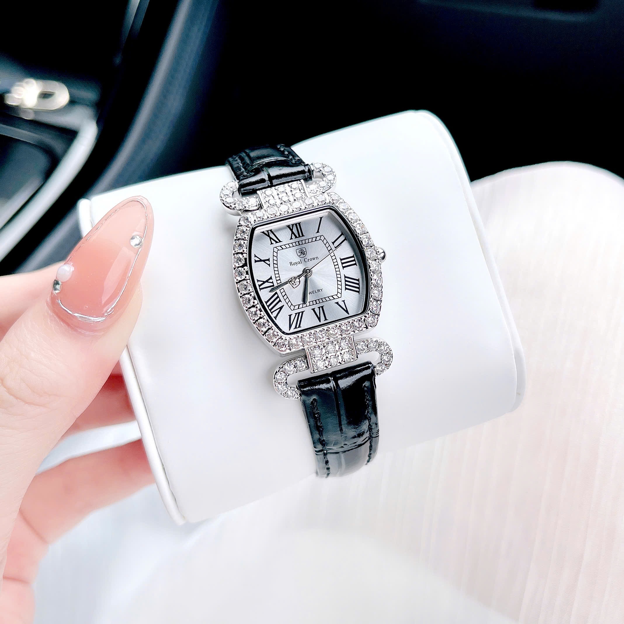 Đồng Hồ Royal Crown Mặt Oval Trắng |Nữ Giới |Đính Đá |Dây Da Đen |Máy Pin (Quartz) |Size 27mm |donghogiatot.vn