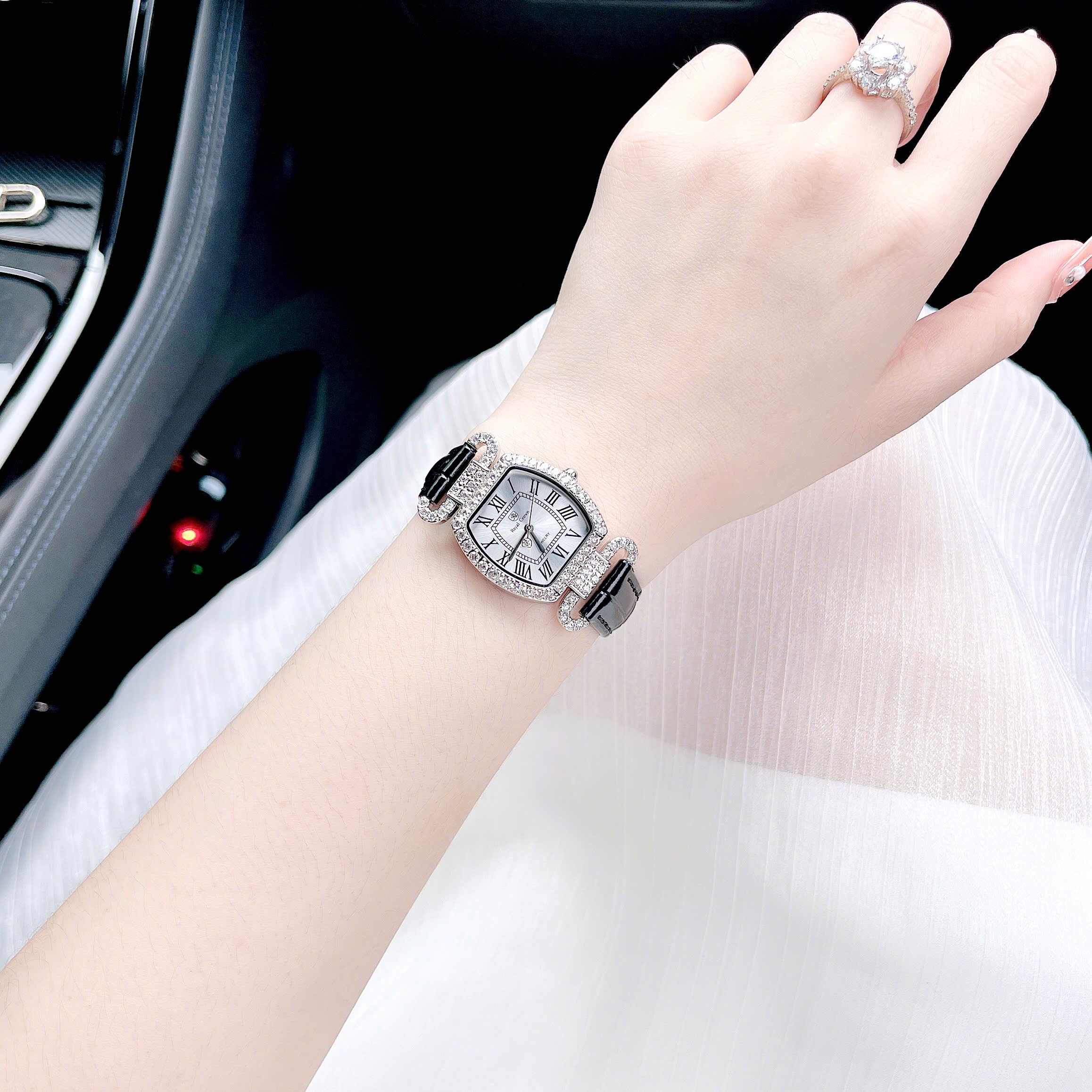 Đồng Hồ Royal Crown Mặt Oval Trắng |Nữ Giới |Đính Đá |Dây Da Đen |Máy Pin (Quartz) |Size 27mm |donghogiatot.vn