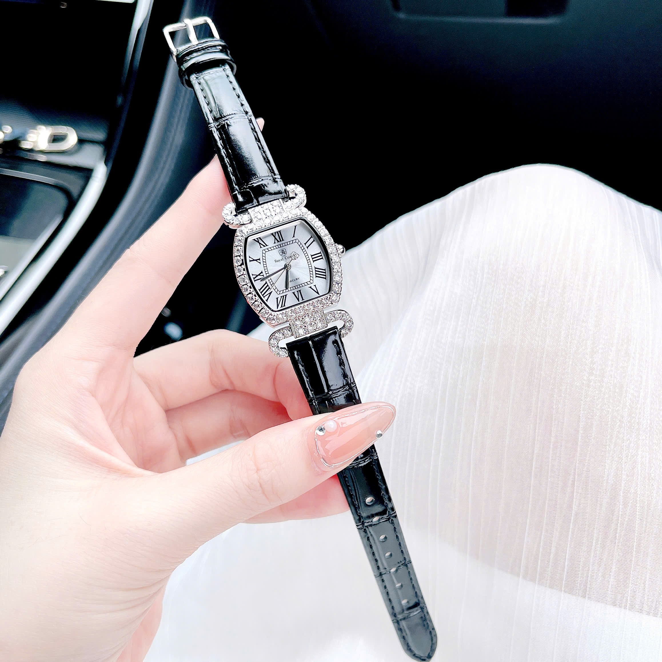 Đồng Hồ Royal Crown Mặt Oval Trắng |Nữ Giới |Đính Đá |Dây Da Đen |Máy Pin (Quartz) |Size 27mm |donghogiatot.vn