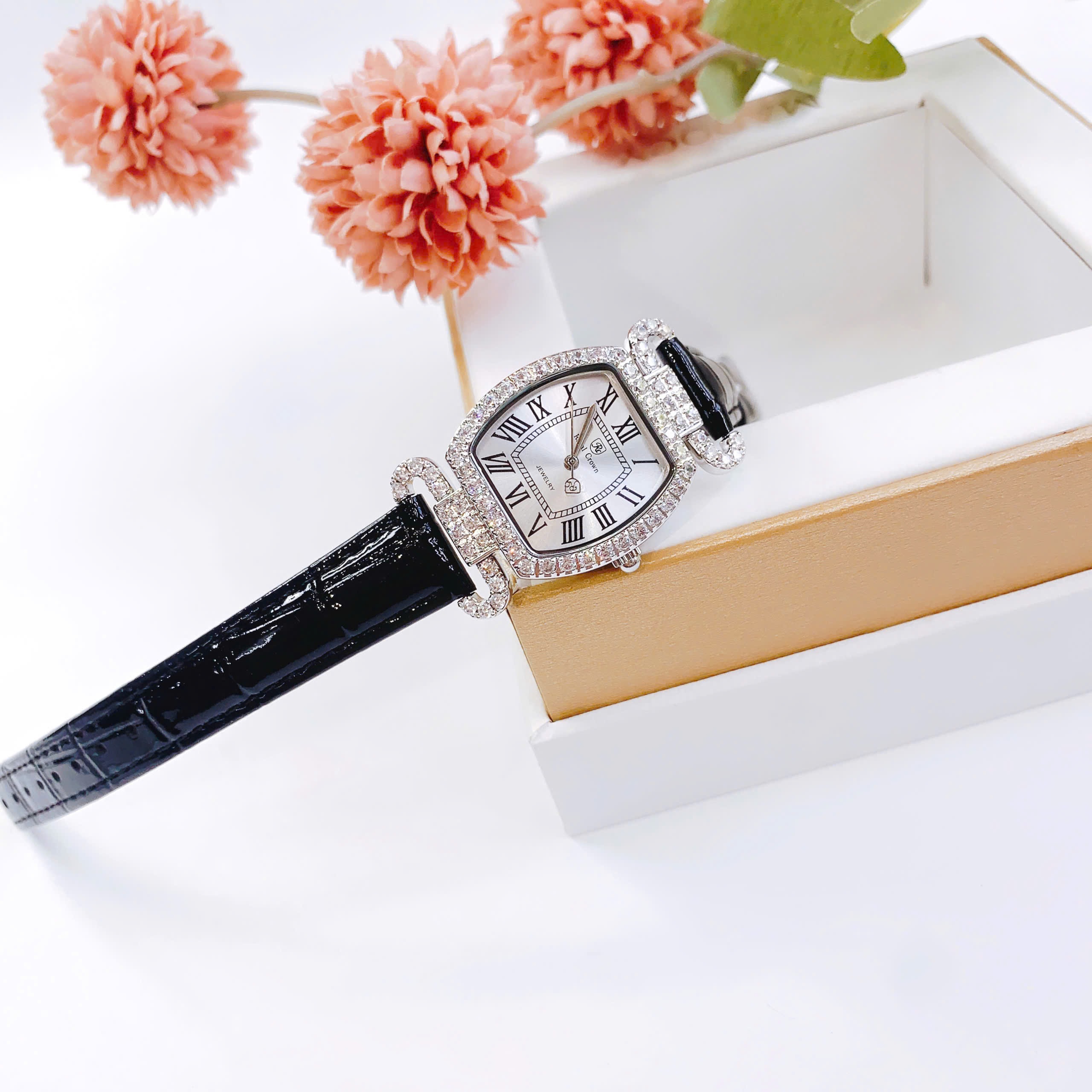 Đồng Hồ Royal Crown Mặt Oval Trắng |Nữ Giới |Đính Đá |Dây Da Đen |Máy Pin (Quartz) |Size 27mm |donghogiatot.vn
