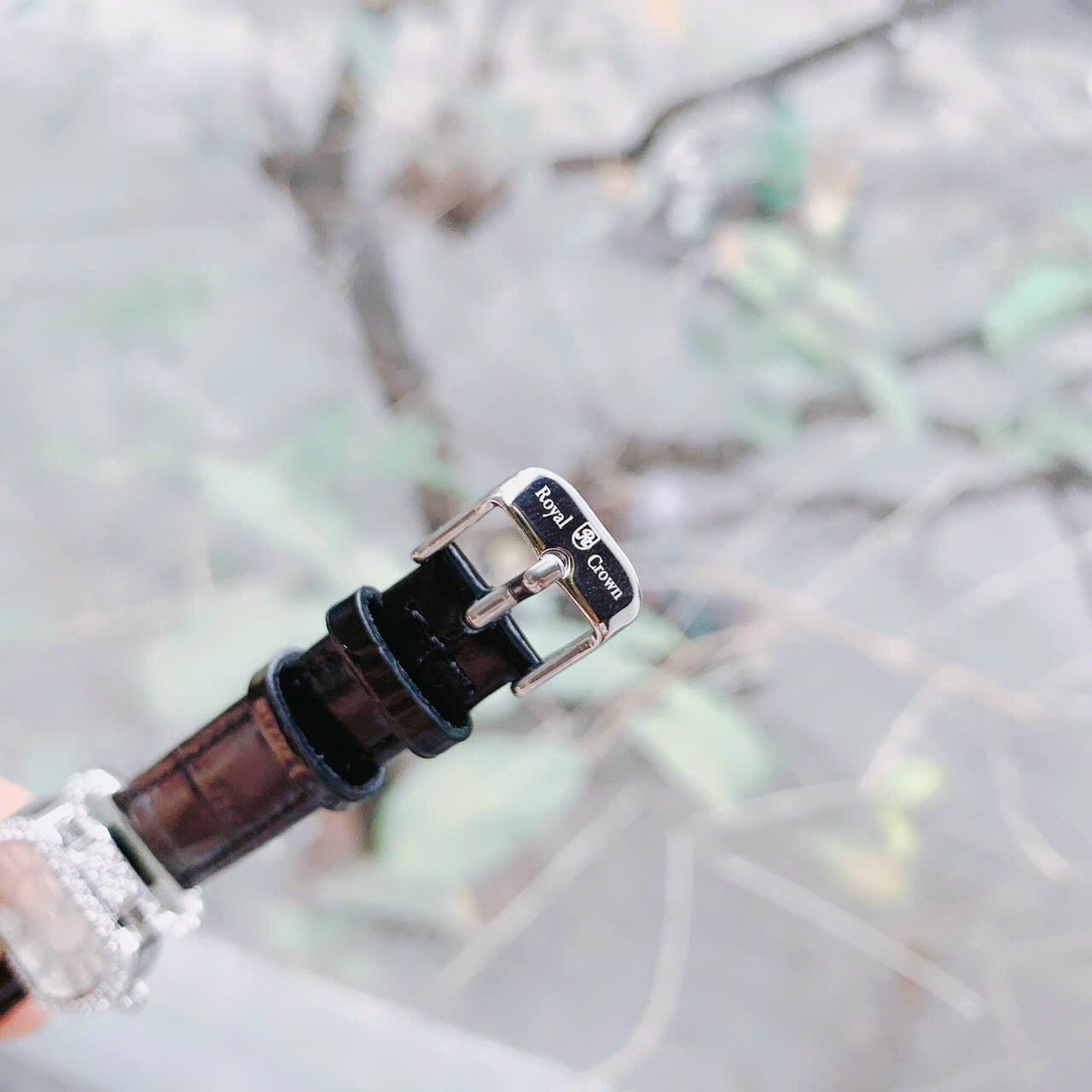 Đồng Hồ Royal Crown Mặt Oval Trắng |Nữ Giới |Đính Đá |Dây Da Đen |Máy Pin (Quartz) |Size 27mm |donghogiatot.vn