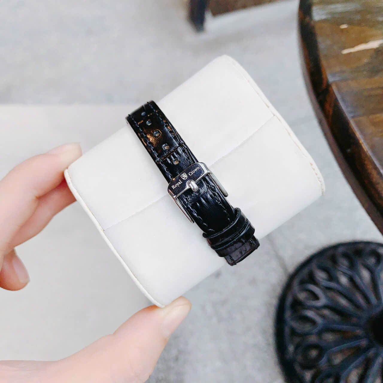 Đồng Hồ Royal Crown Mặt Oval Trắng |Nữ Giới |Đính Đá |Dây Da Đen |Máy Pin (Quartz) |Size 27mm |donghogiatot.vn