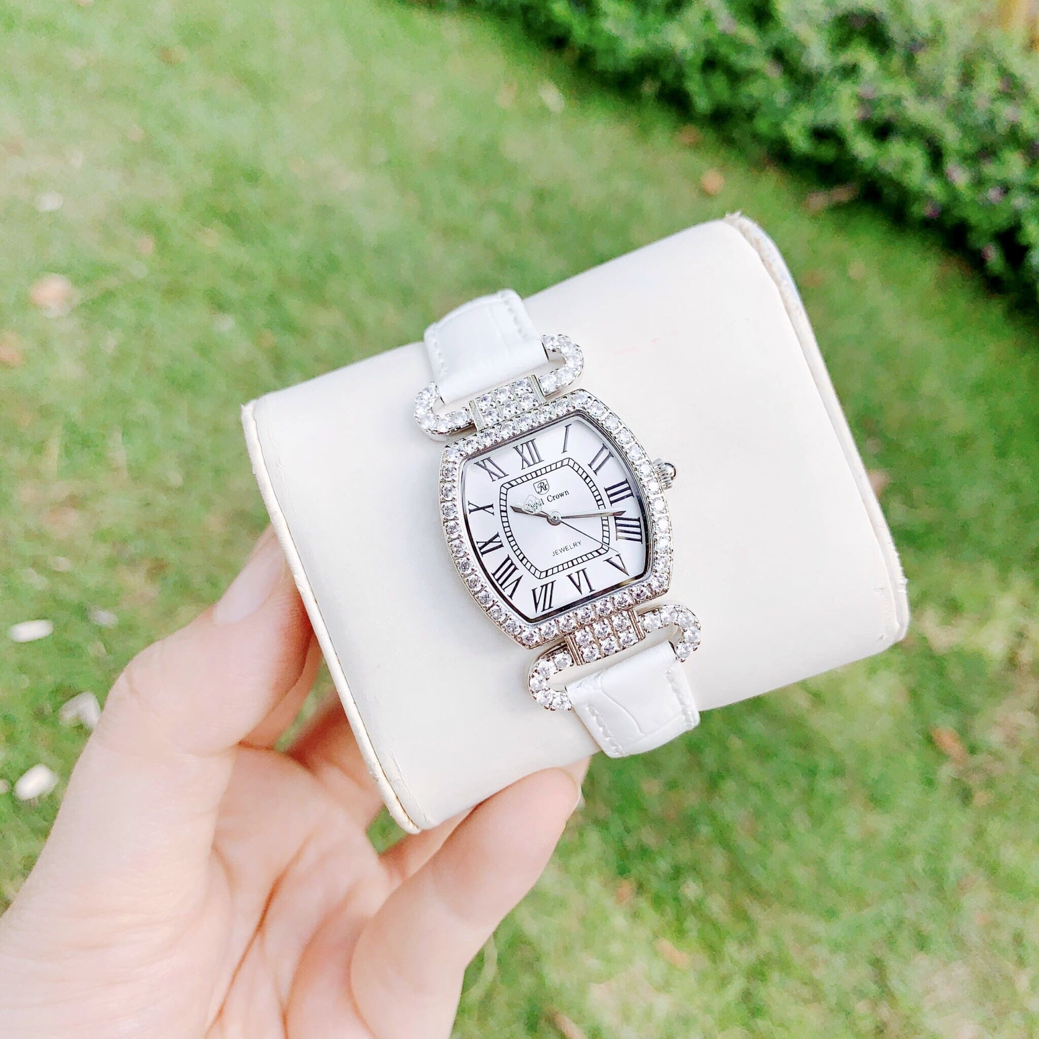 Đồng Hồ Royal Crown Mặt Oval |Nữ Giới |Đính Đá |Dây Da Trắng |Máy Pin (Quartz) |Size 27mm |donghogiatot.vn