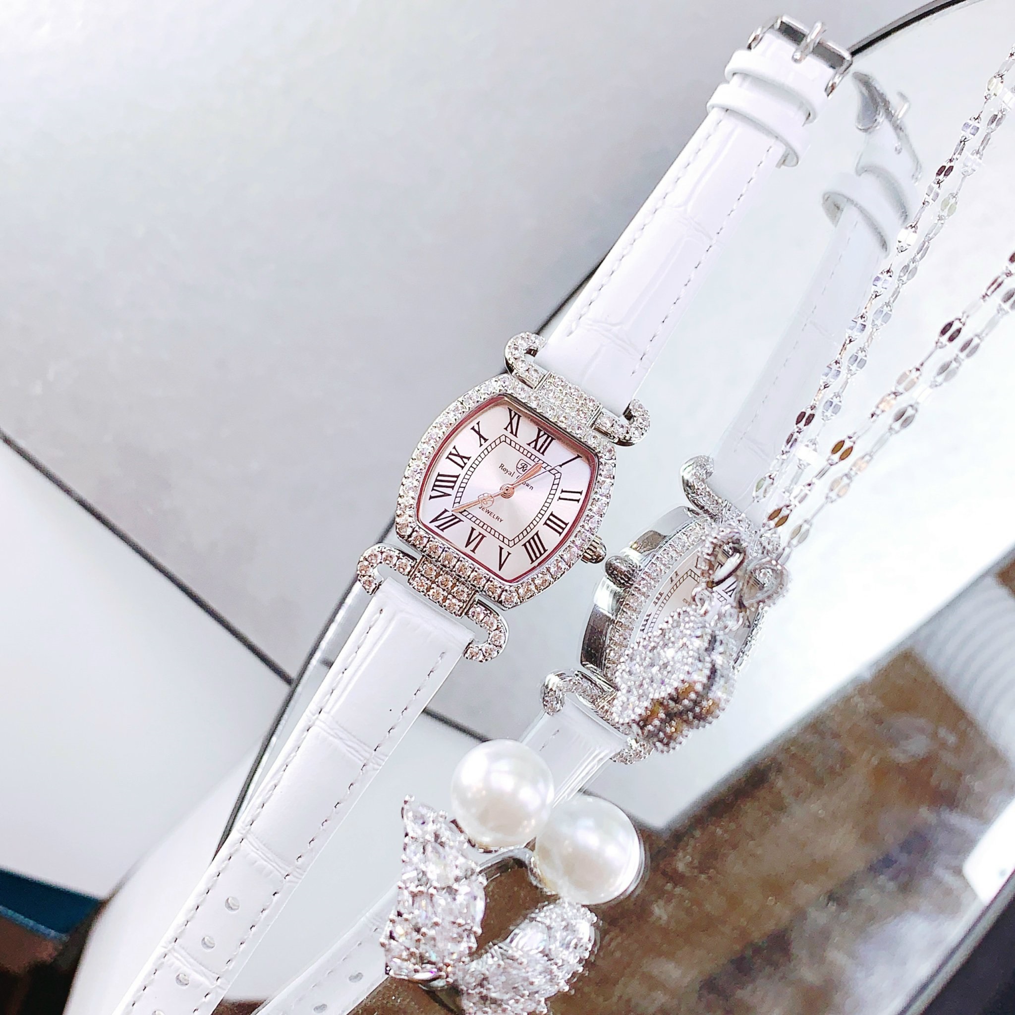 Đồng Hồ Royal Crown Mặt Oval |Nữ Giới |Đính Đá |Dây Da Trắng |Máy Pin (Quartz) |Size 27mm |donghogiatot.vn