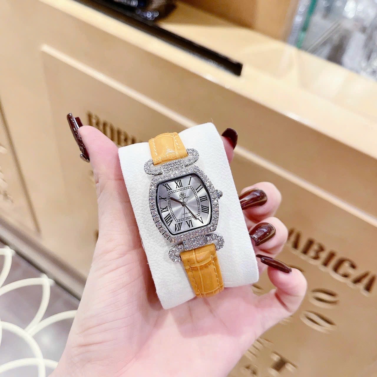 Đồng Hồ Royal Crown Mặt Oval Trắng |Nữ Giới |Đính Đá |Dây Da Vàng |Máy Pin (Quartz) |Size 27mm |donghogiatot.vn