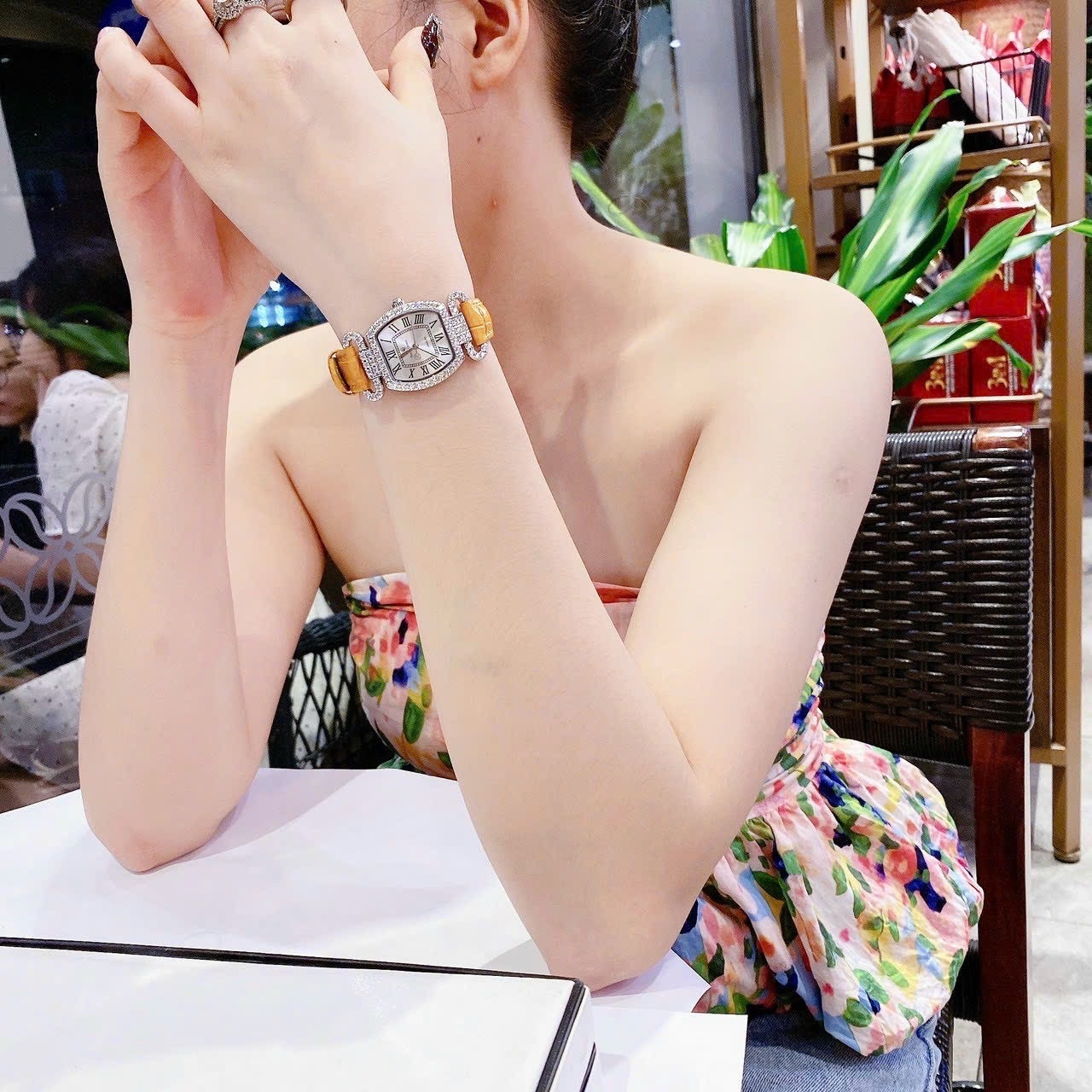 Đồng Hồ Royal Crown Mặt Oval Trắng |Nữ Giới |Đính Đá |Dây Da Vàng |Máy Pin (Quartz) |Size 27mm |donghogiatot.vn