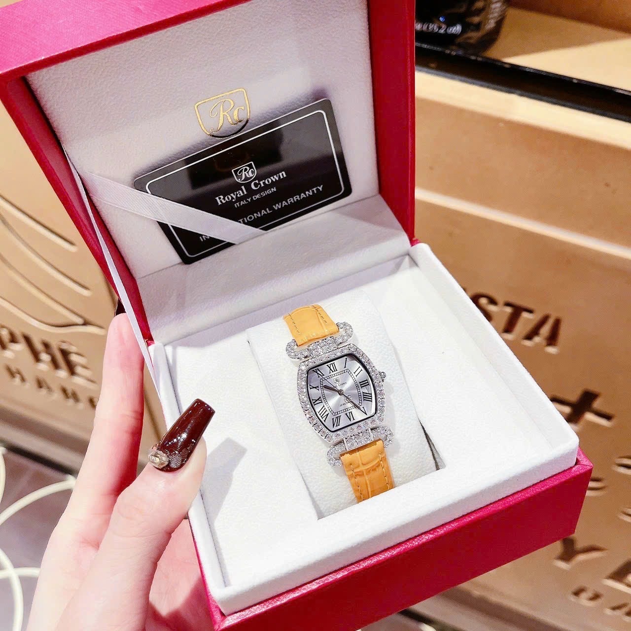 Đồng Hồ Royal Crown Mặt Oval Trắng |Nữ Giới |Đính Đá |Dây Da Vàng |Máy Pin (Quartz) |Size 27mm |donghogiatot.vn