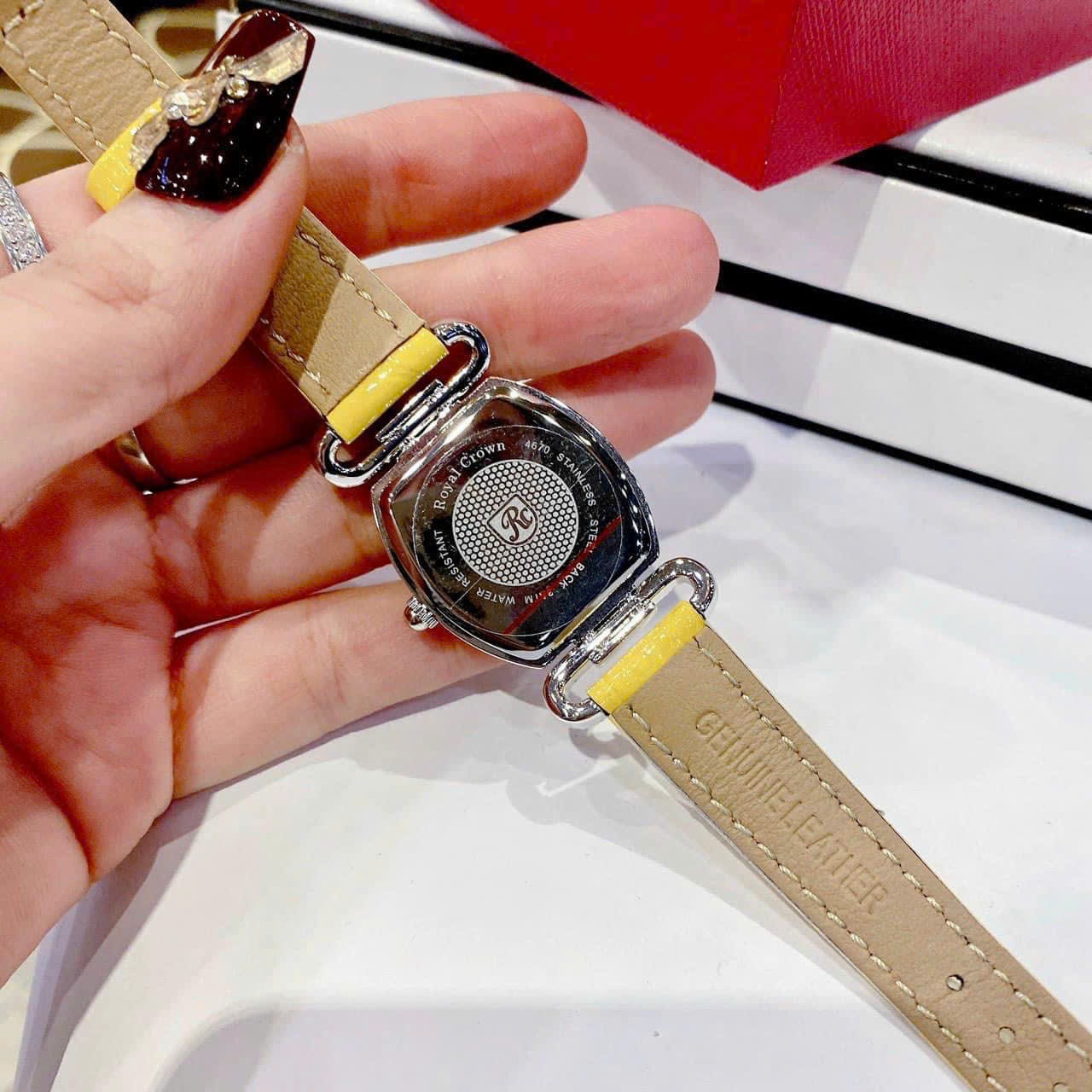 Đồng Hồ Royal Crown Mặt Oval Trắng |Nữ Giới |Đính Đá |Dây Da Vàng |Máy Pin (Quartz) |Size 27mm |donghogiatot.vn