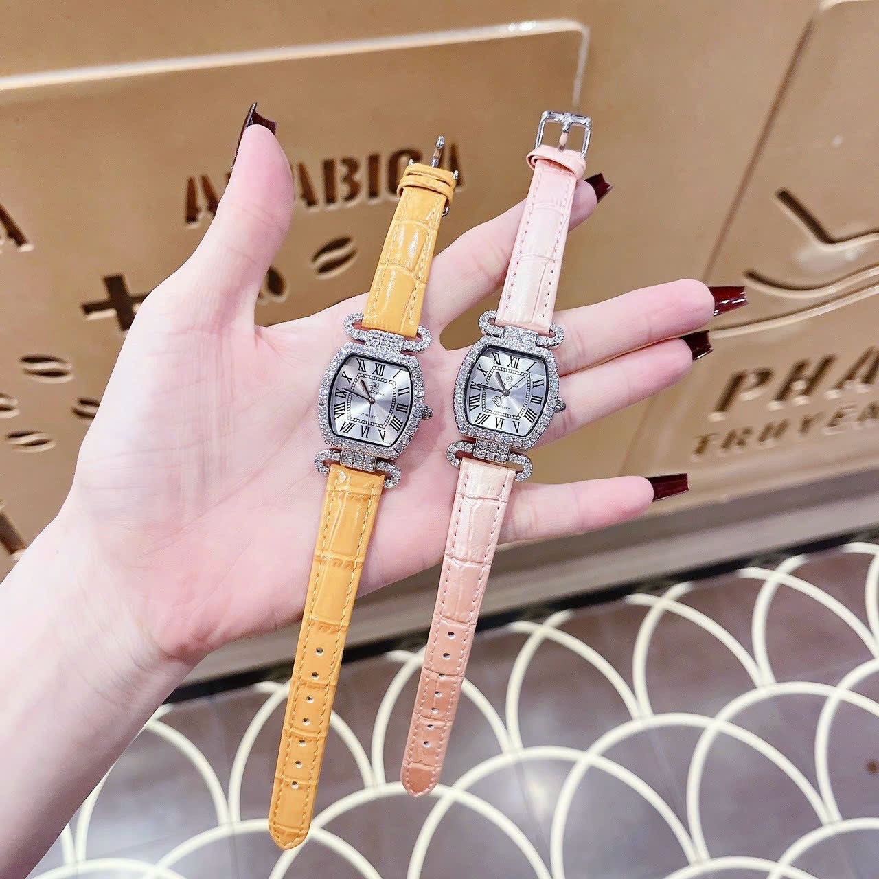 Đồng Hồ Royal Crown Mặt Oval Trắng |Nữ Giới |Đính Đá |Dây Da Vàng |Máy Pin (Quartz) |Size 27mm |donghogiatot.vn