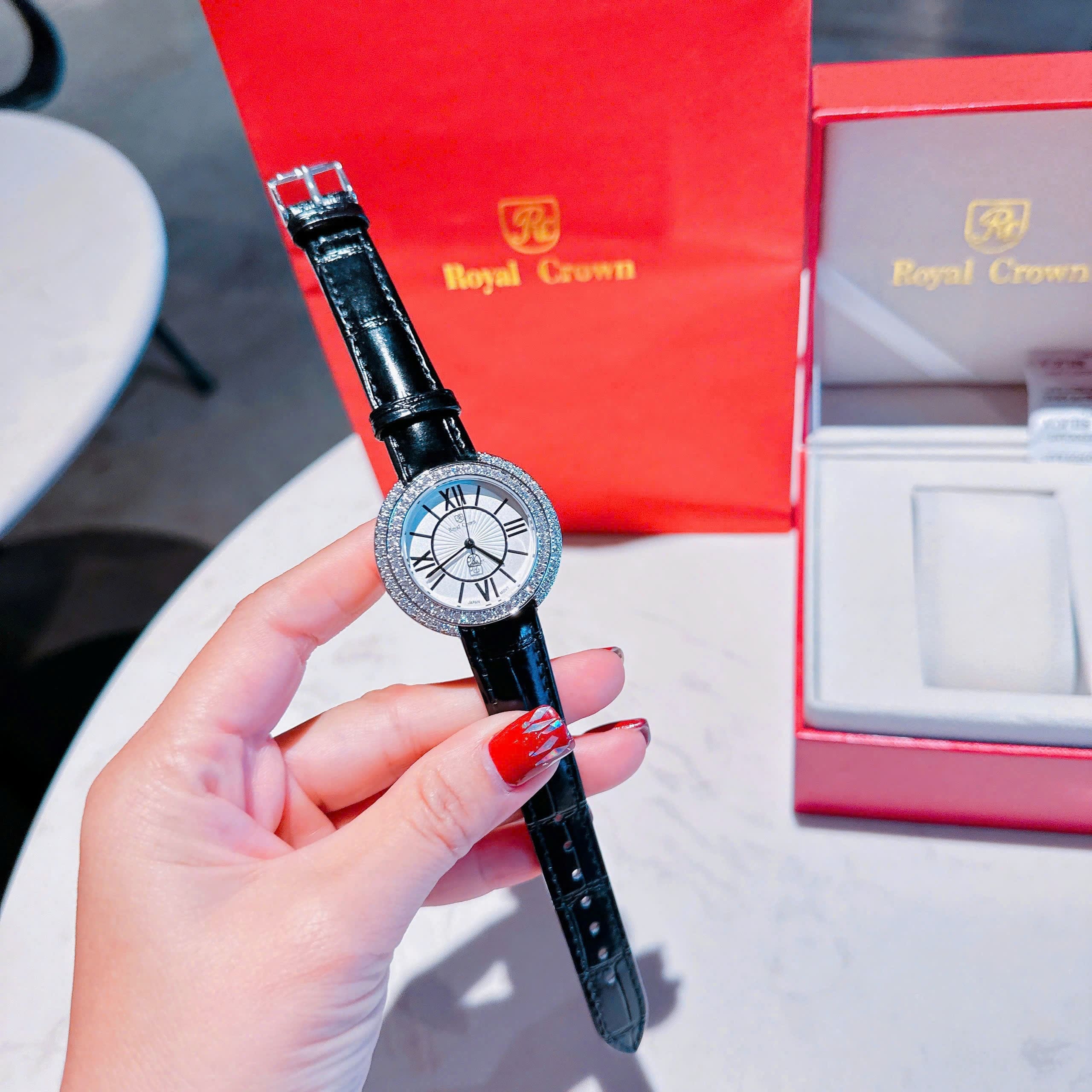 Đồng Hồ Royal Crown Mặt Số La Mã |Nữ Giới |Đính Đá |Dây Da Đen |Máy Pin (Quartz) |Size 35mm |donghogiatot.vn