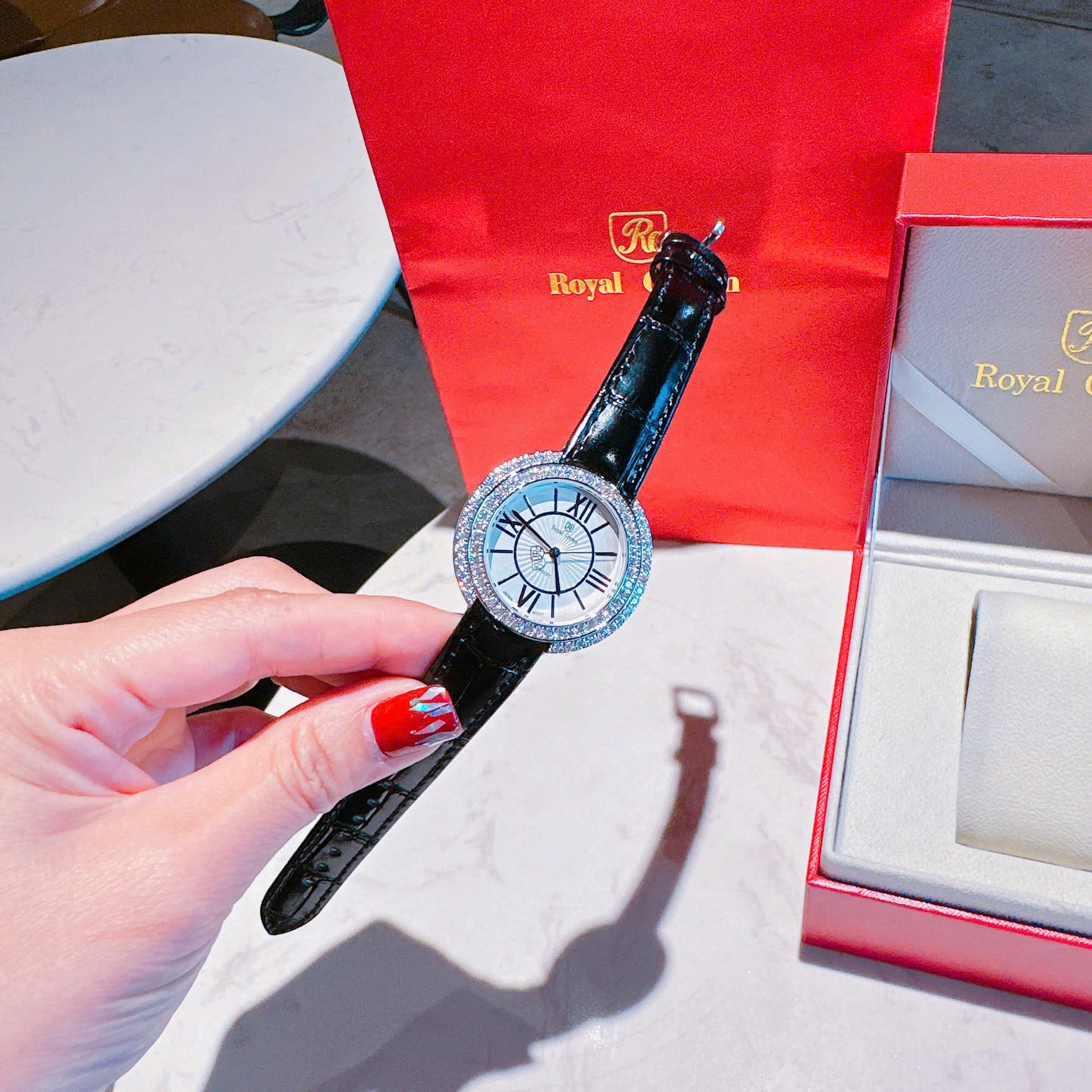 Đồng Hồ Royal Crown Mặt Số La Mã |Nữ Giới |Đính Đá |Dây Da Đen |Máy Pin (Quartz) |Size 35mm |donghogiatot.vn
