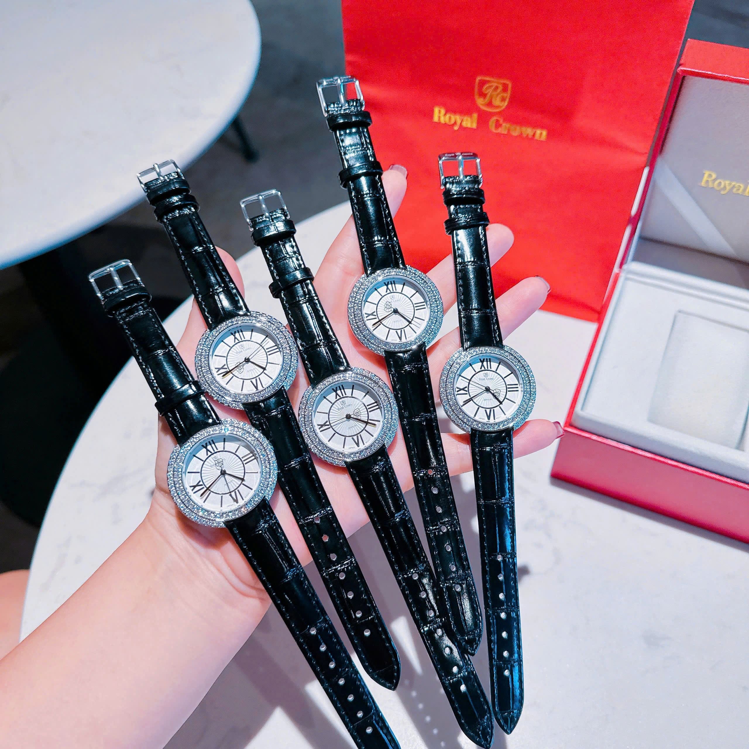 Đồng Hồ Royal Crown Mặt Số La Mã |Nữ Giới |Đính Đá |Dây Da Đen |Máy Pin (Quartz) |Size 35mm |donghogiatot.vn