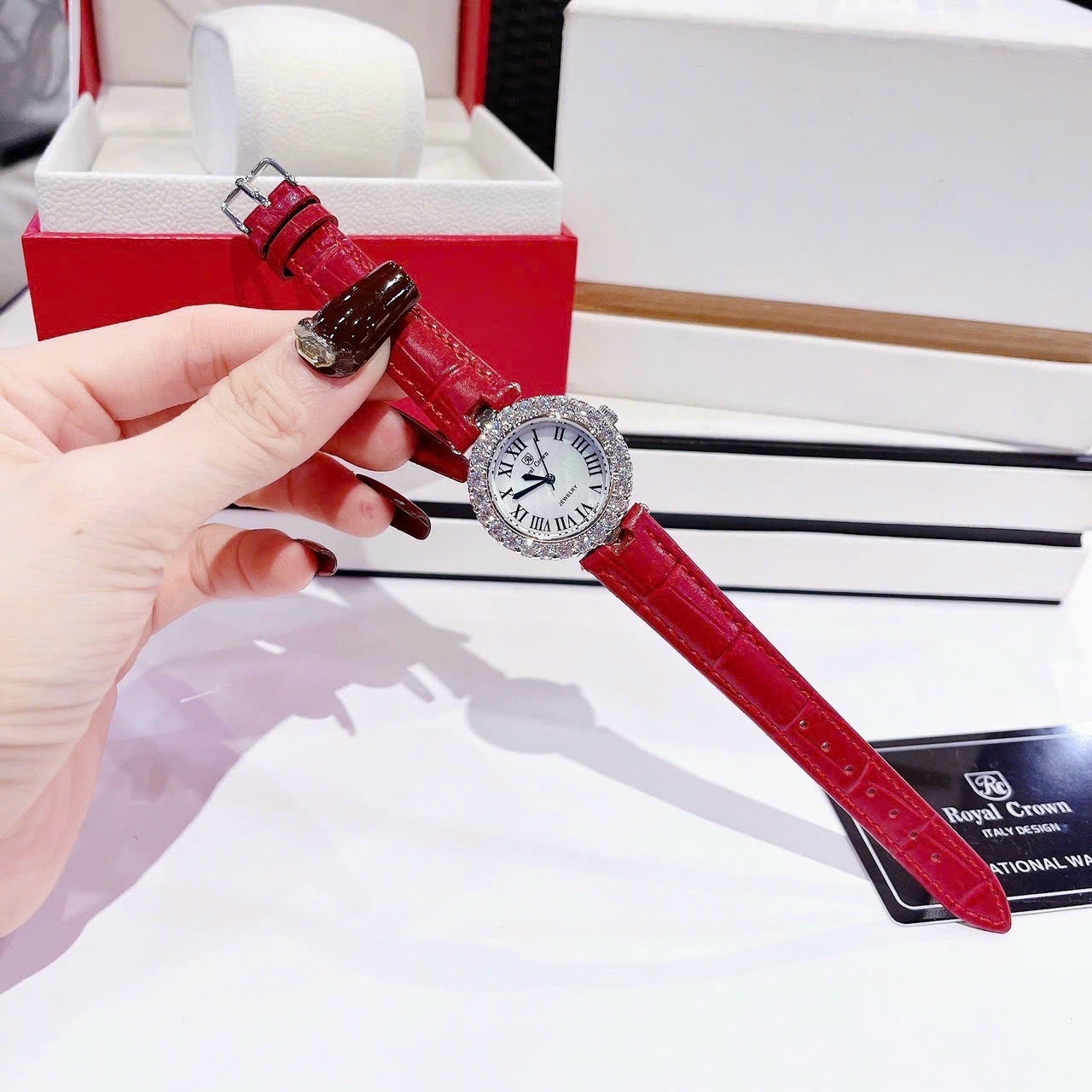 Đồng hồ Royal Crown Mặt Số La Mã |Nữ Giới |Đính Đá |Dây Da Đỏ |Máy Pin (Quartz) |Size 30mm |donghogiatot.vn