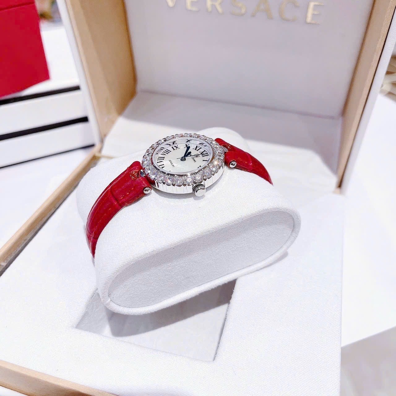 Đồng hồ Royal Crown Mặt Số La Mã |Nữ Giới |Đính Đá |Dây Da Đỏ |Máy Pin (Quartz) |Size 30mm |donghogiatot.vn