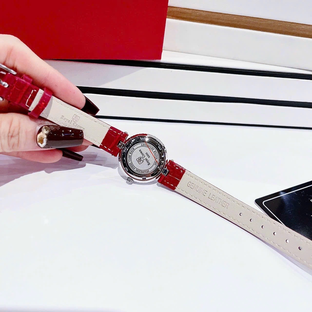 Đồng hồ Royal Crown Mặt Số La Mã |Nữ Giới |Đính Đá |Dây Da Đỏ |Máy Pin (Quartz) |Size 30mm |donghogiatot.vn