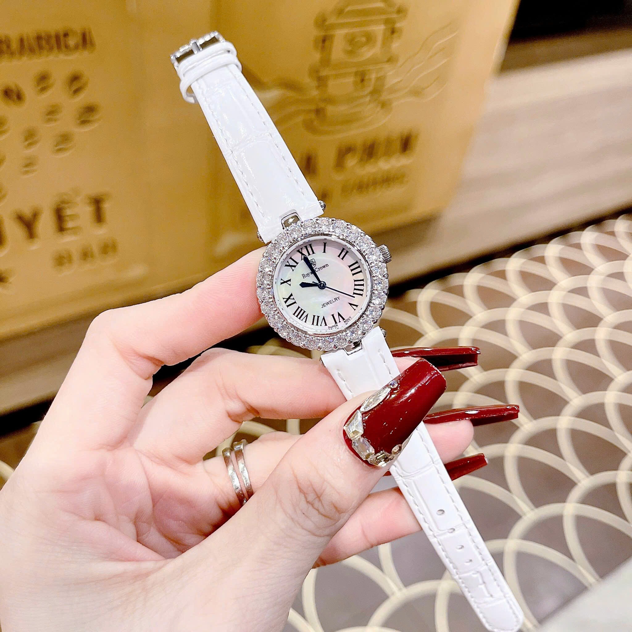 Đồng Hồ Royal Crown Mặt Số La Mã |Nữ Giới |Đính Đá |Dây Da Trắng |Máy Pin (Quartz) |Size 30mm |donghogiatot.vn