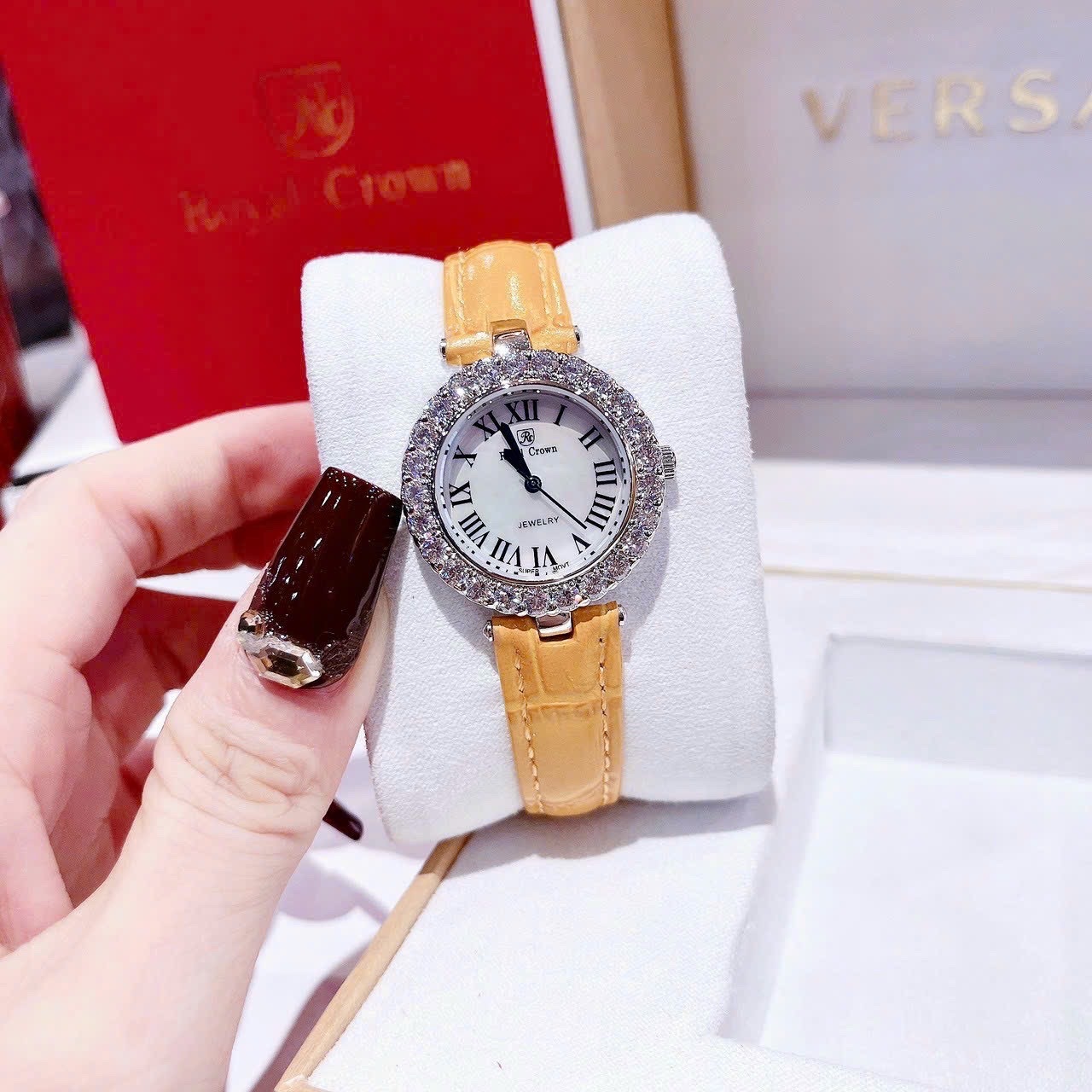 Đồng Hồ Royal Crown Mặt Số La Mã |Nữ Giới |Đính Đá |Dây Da Vàng |Máy Pin (Quartz) |Size 30mm |donghogiatot.vn