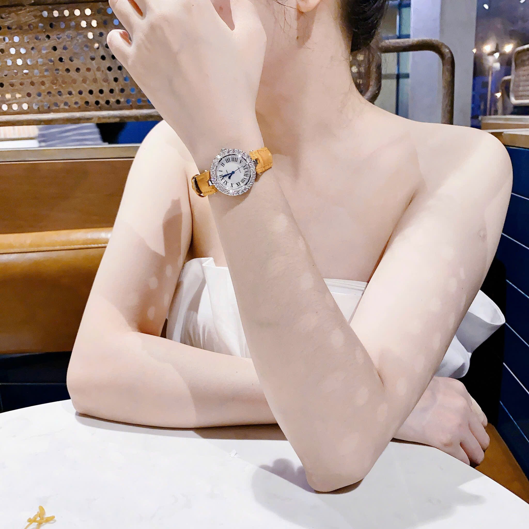 Đồng Hồ Royal Crown Mặt Số La Mã |Nữ Giới |Đính Đá |Dây Da Vàng |Máy Pin (Quartz) |Size 30mm |donghogiatot.vn