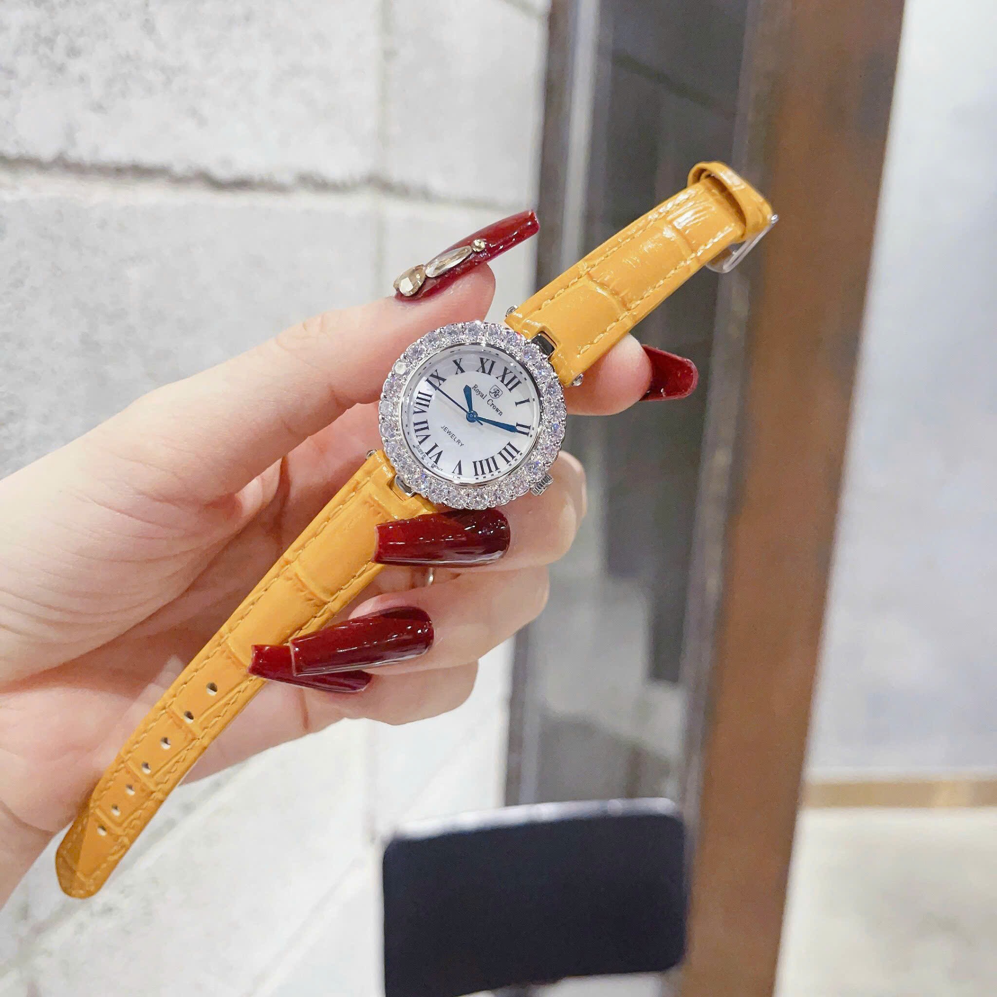 Đồng Hồ Royal Crown Mặt Số La Mã |Nữ Giới |Đính Đá |Dây Da Vàng |Máy Pin (Quartz) |Size 30mm |donghogiatot.vn