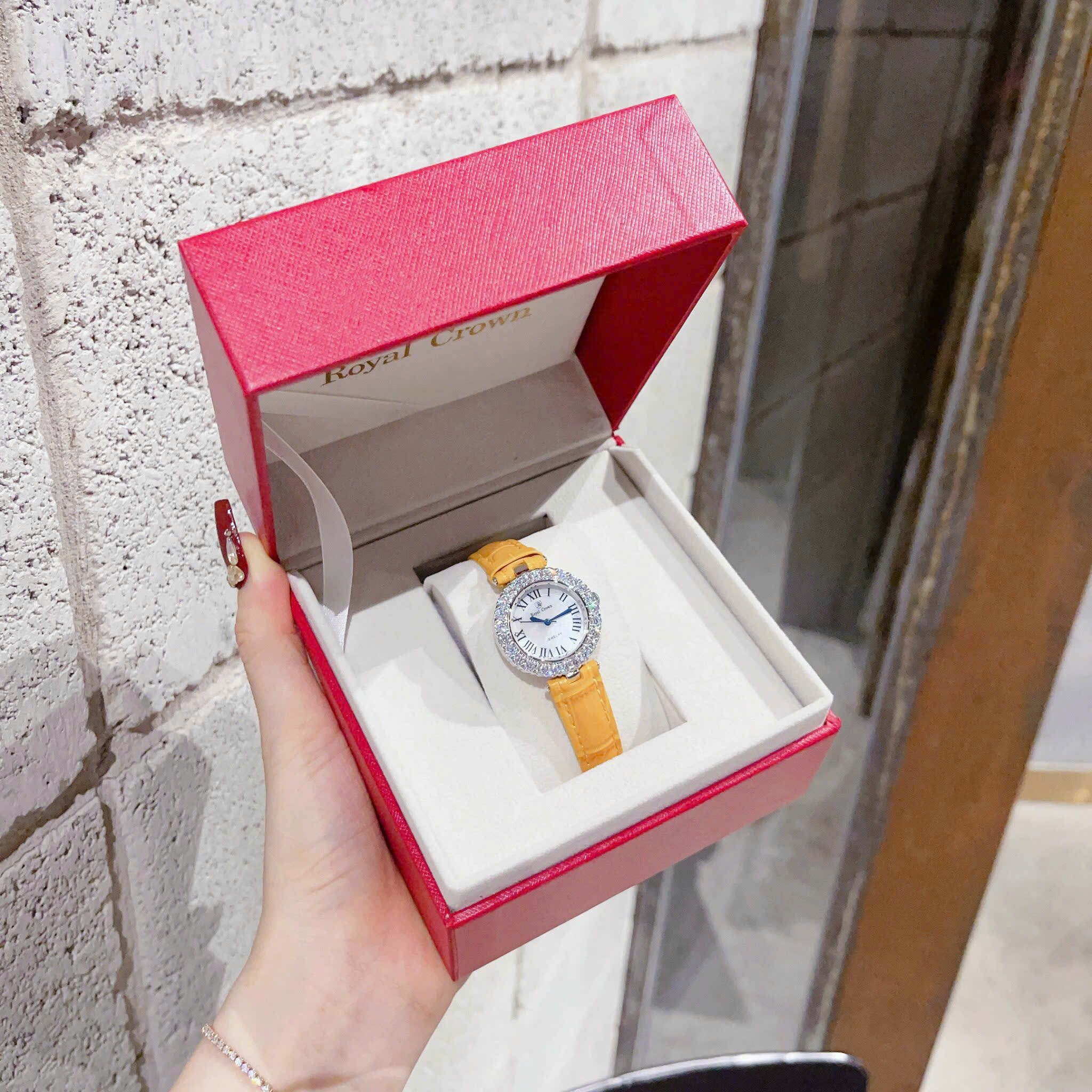 Đồng Hồ Royal Crown Mặt Số La Mã |Nữ Giới |Đính Đá |Dây Da Vàng |Máy Pin (Quartz) |Size 30mm |donghogiatot.vn