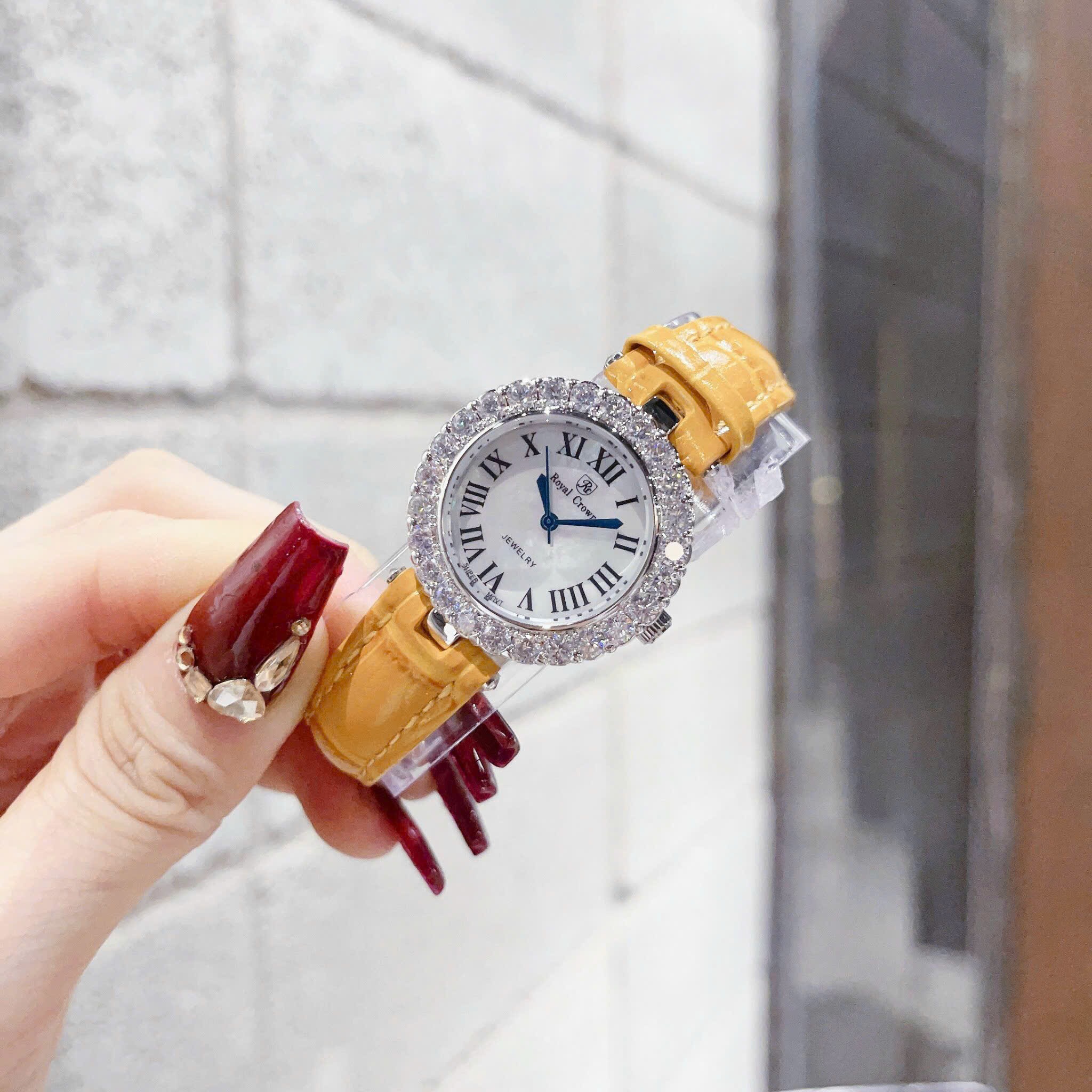 Đồng Hồ Royal Crown Mặt Số La Mã |Nữ Giới |Đính Đá |Dây Da Vàng |Máy Pin (Quartz) |Size 30mm |donghogiatot.vn