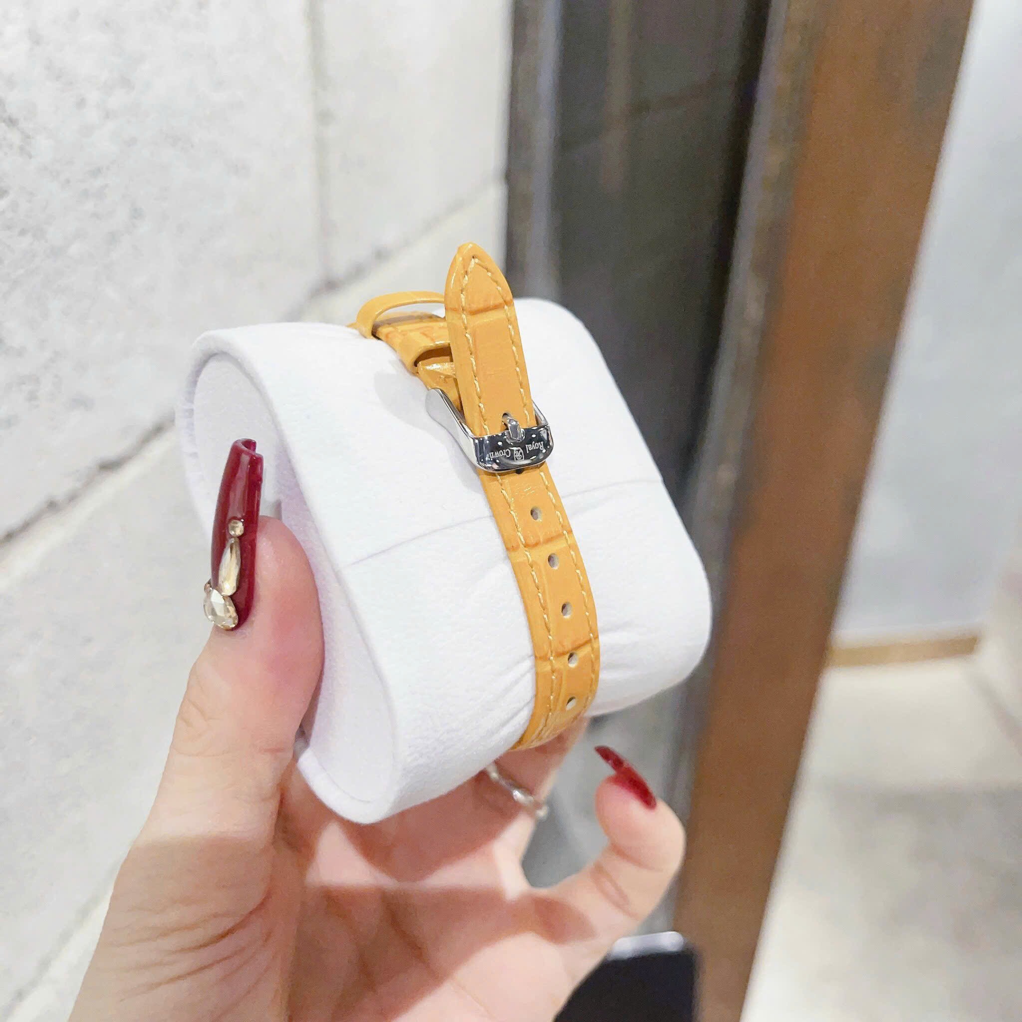 Đồng Hồ Royal Crown Mặt Số La Mã |Nữ Giới |Đính Đá |Dây Da Vàng |Máy Pin (Quartz) |Size 30mm |donghogiatot.vn