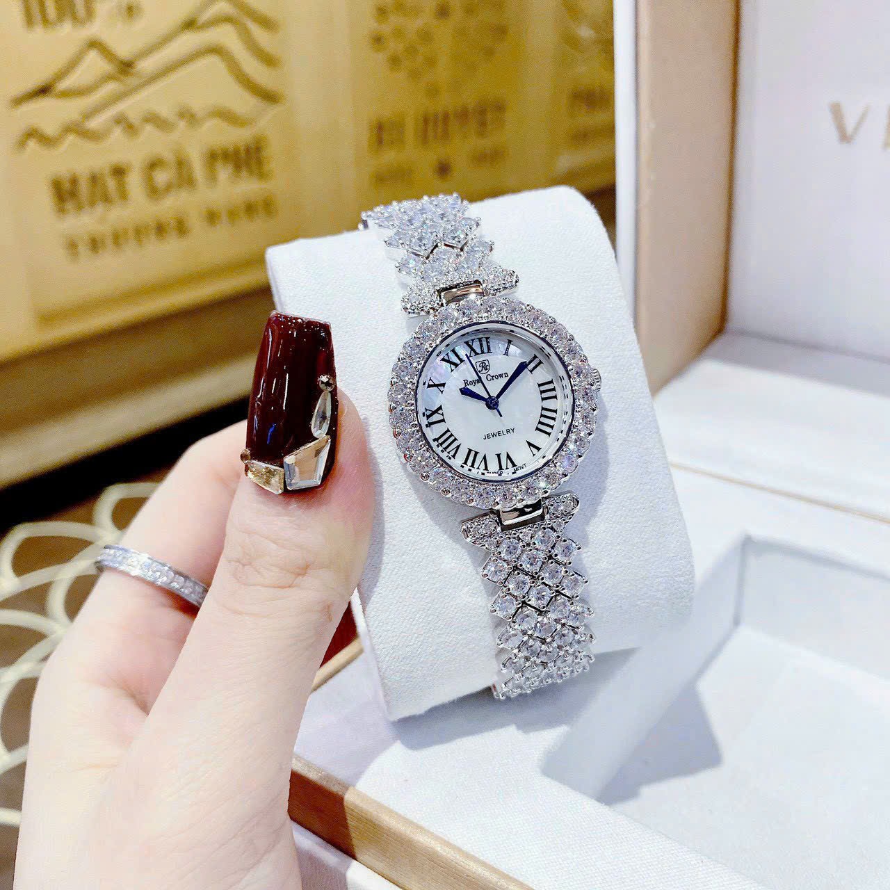 Đồng Hồ Royal Crown Mặt Số La Mã |Nữ Giới |Đính Đá |Dây Kim Loại Silver |Máy Pin (Quartz) |Size 30mm |donghogiatot.vn