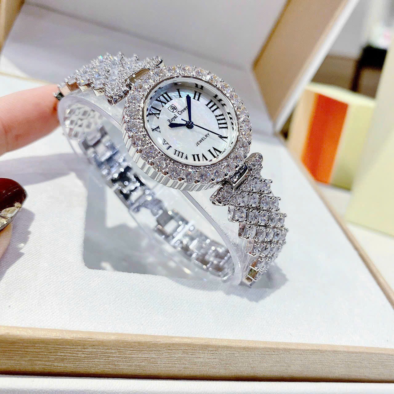 Đồng Hồ Royal Crown Mặt Số La Mã |Nữ Giới |Đính Đá |Dây Kim Loại Silver |Máy Pin (Quartz) |Size 30mm |donghogiatot.vn
