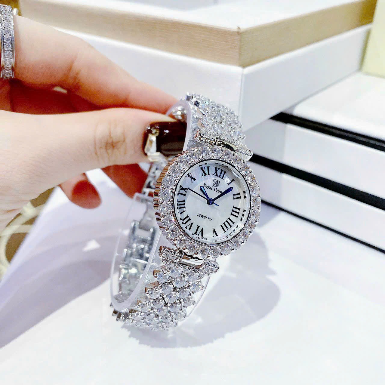 Đồng Hồ Royal Crown Mặt Số La Mã |Nữ Giới |Đính Đá |Dây Kim Loại Silver |Máy Pin (Quartz) |Size 30mm |donghogiatot.vn