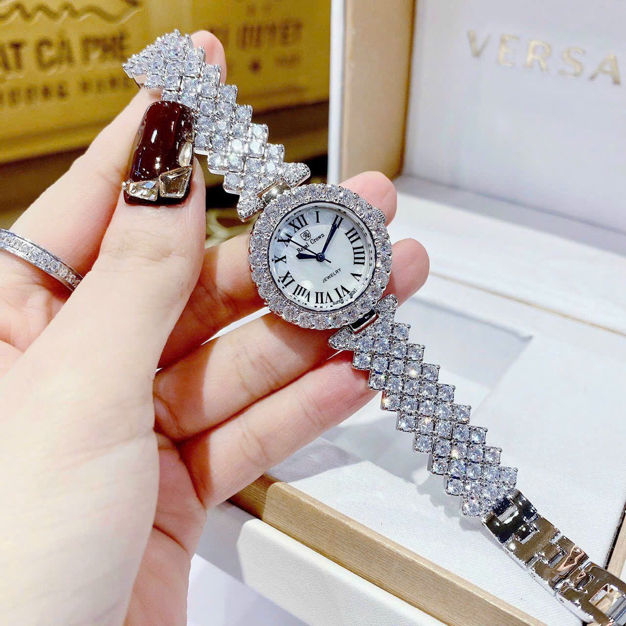 Đồng Hồ Royal Crown Mặt Số La Mã |Nữ Giới |Đính Đá |Dây Kim Loại Silver |Máy Pin (Quartz) |Size 30mm |donghogiatot.vn