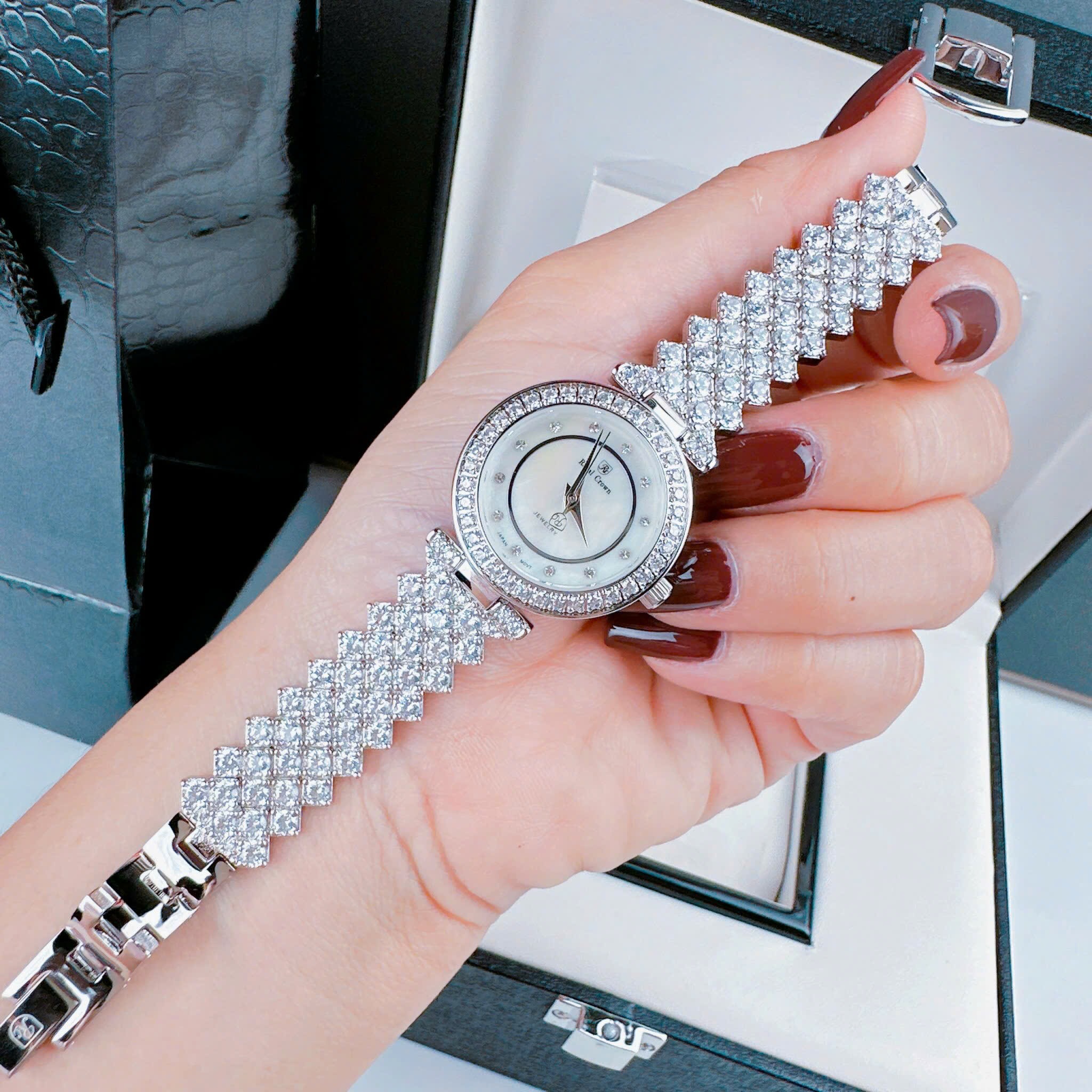 Đồng Hồ Royal Crown Mặt Trắng |Nữ Giới |Silver |Dây Kim Loại Đính Đá |Máy Pin (Quartz) |Size 30mm |donghogiatot.vn