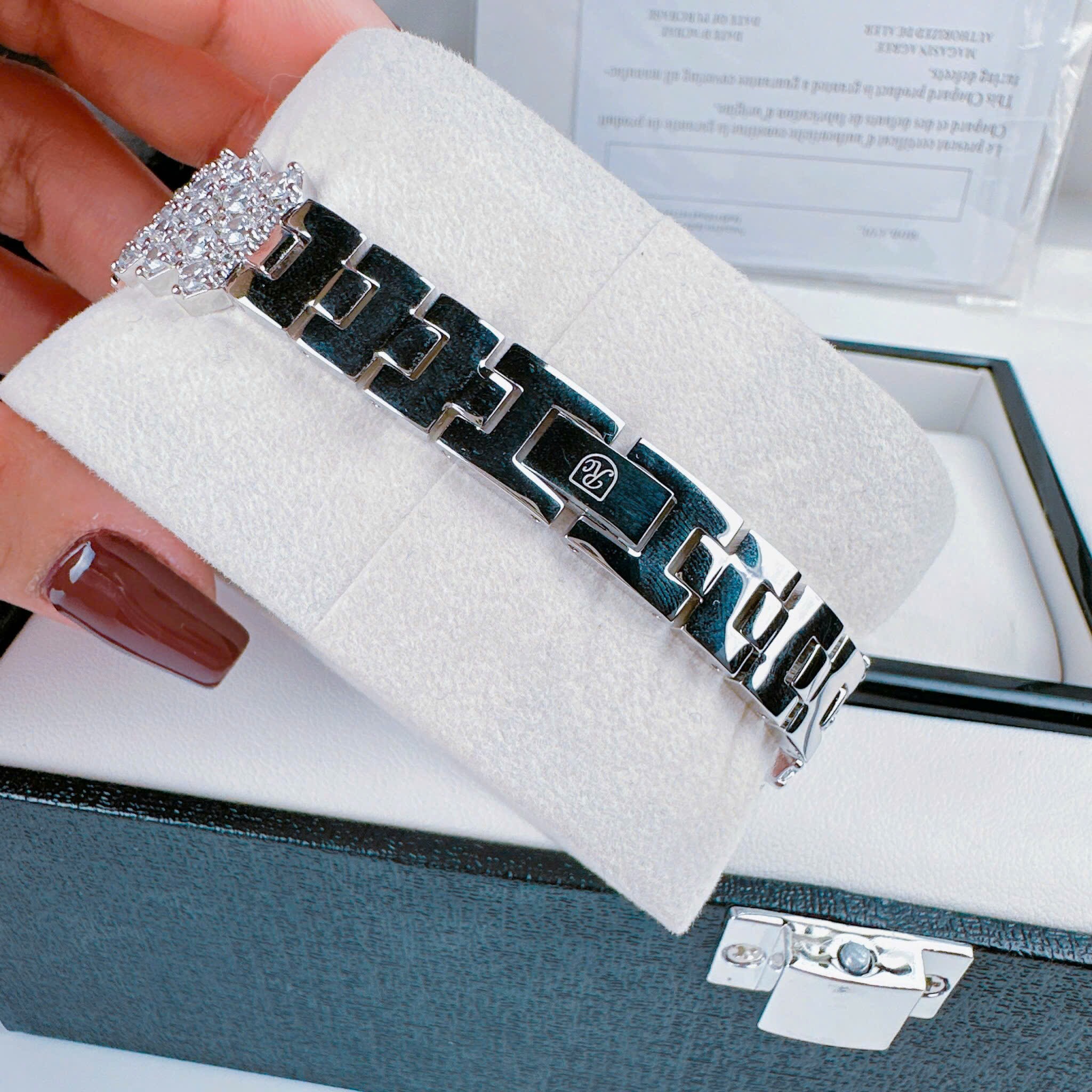 Đồng Hồ Royal Crown Mặt Trắng |Nữ Giới |Silver |Dây Kim Loại Đính Đá |Máy Pin (Quartz) |Size 30mm |donghogiatot.vn