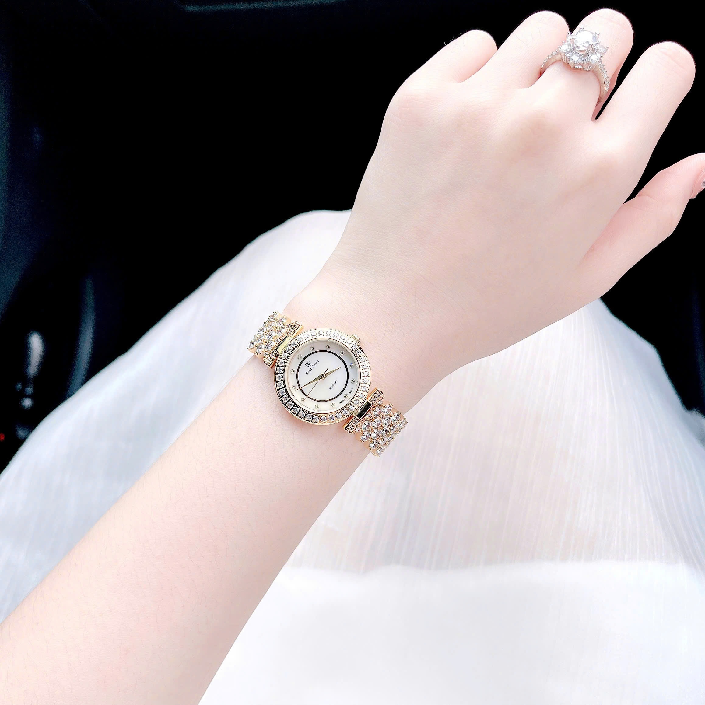 Đồng Hồ Royal Crown Mặt Trắng |Nữ Giới |Vàng Gold |Dây Kim Loại Đính Đá |Máy Pin (Quartz) |Size 30mm |donghogiatot.vn