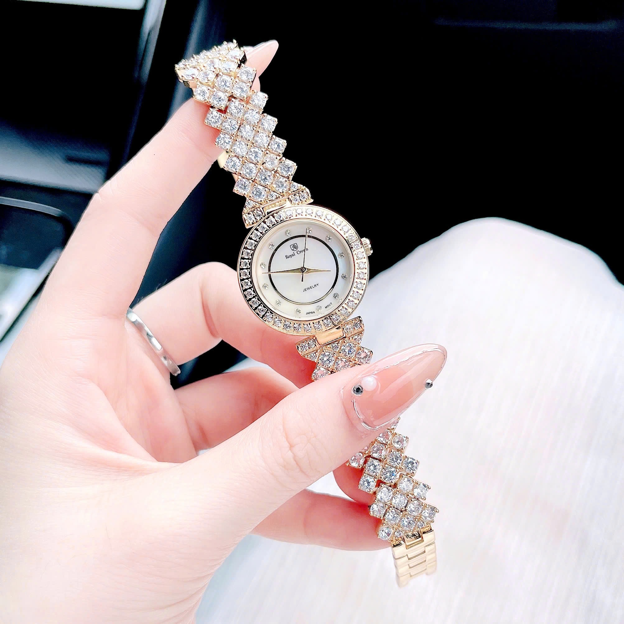 Đồng Hồ Royal Crown Mặt Trắng |Nữ Giới |Vàng Gold |Dây Kim Loại Đính Đá |Máy Pin (Quartz) |Size 30mm |donghogiatot.vn
