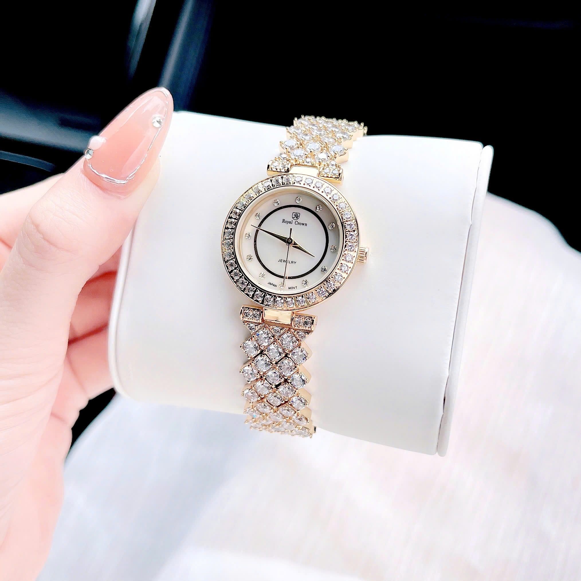 Đồng Hồ Royal Crown Mặt Trắng |Nữ Giới |Vàng Gold |Dây Kim Loại Đính Đá |Máy Pin (Quartz) |Size 30mm |donghogiatot.vn