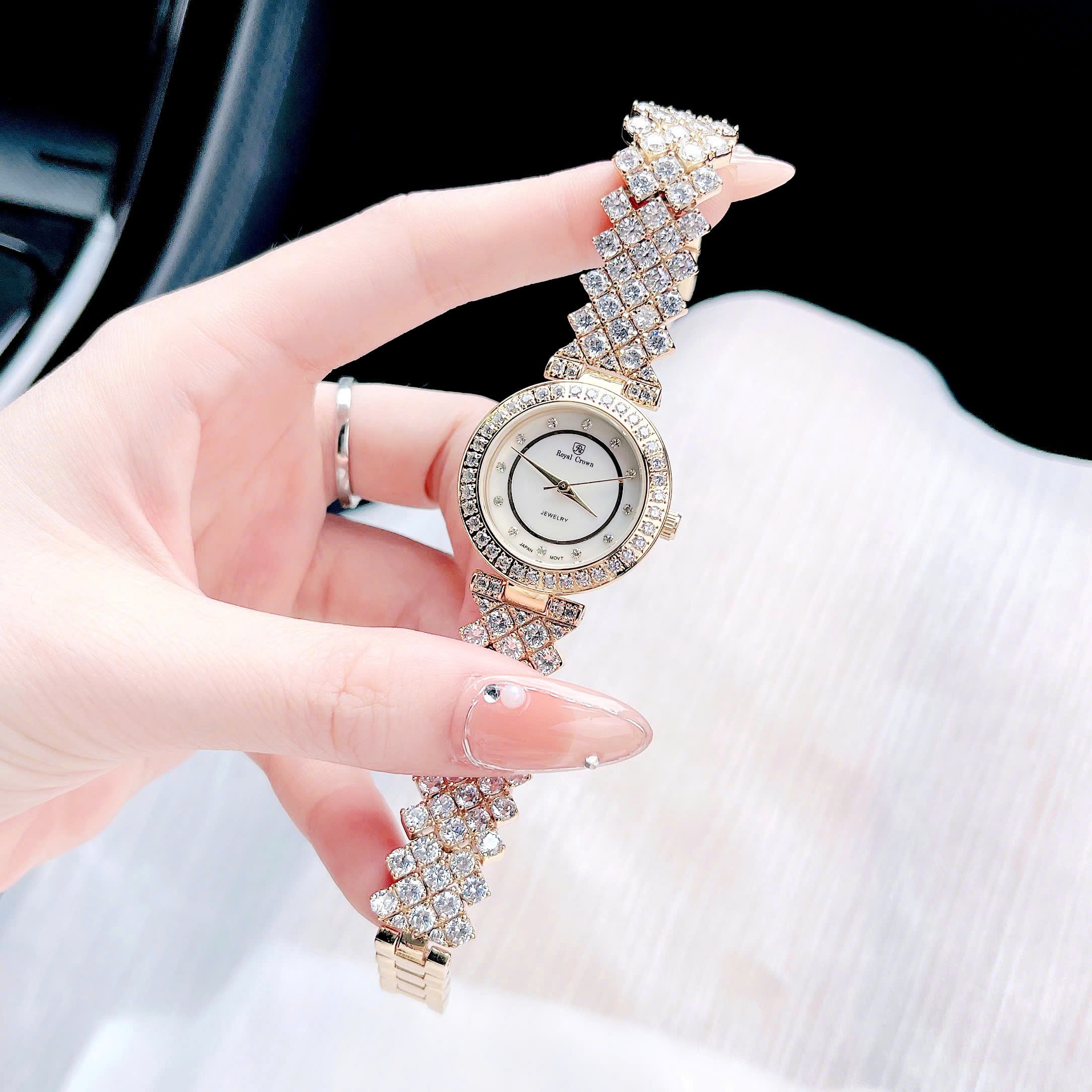Đồng Hồ Royal Crown Mặt Trắng |Nữ Giới |Vàng Gold |Dây Kim Loại Đính Đá |Máy Pin (Quartz) |Size 30mm |donghogiatot.vn