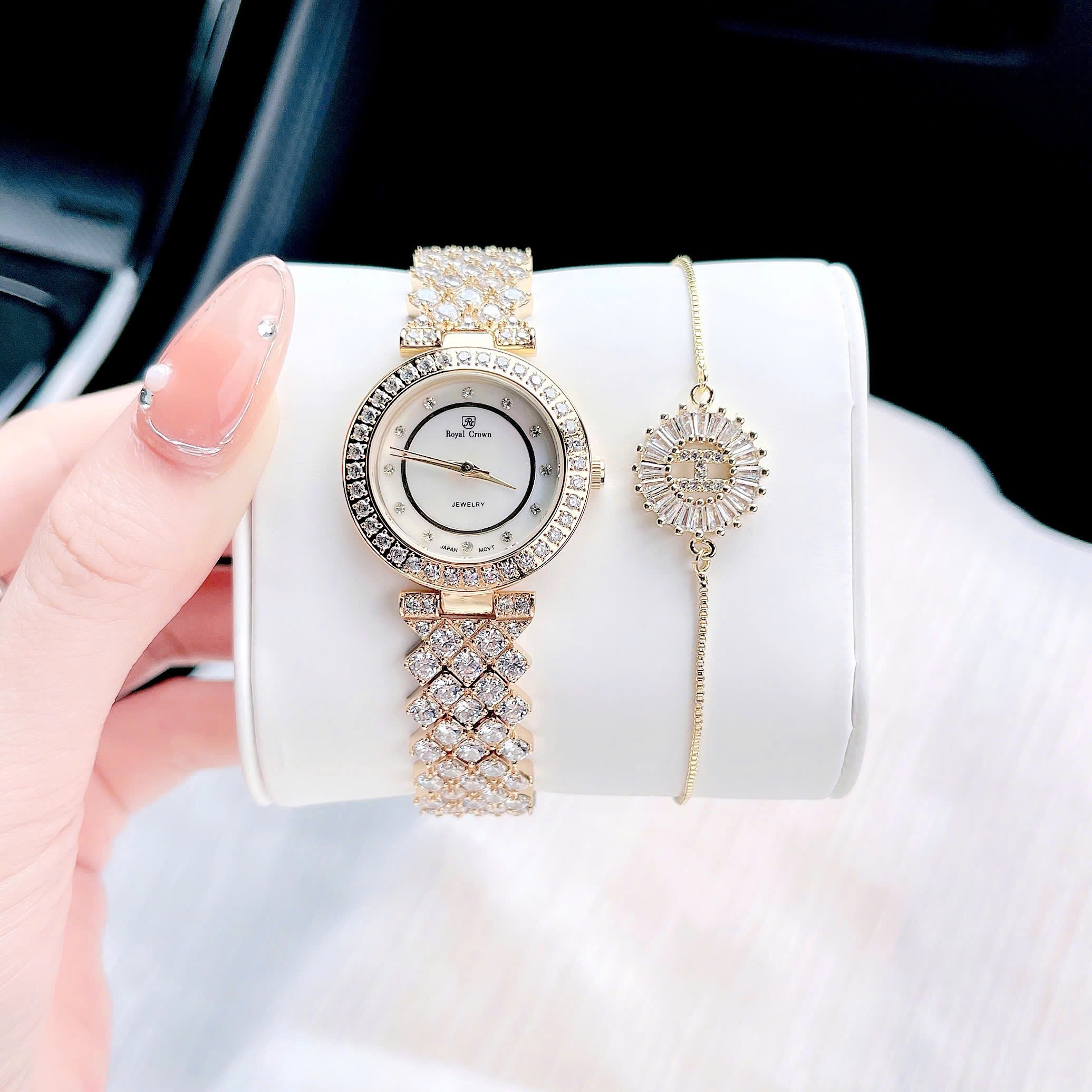 Đồng Hồ Royal Crown Mặt Trắng |Nữ Giới |Vàng Gold |Dây Kim Loại Đính Đá |Máy Pin (Quartz) |Size 30mm |donghogiatot.vn