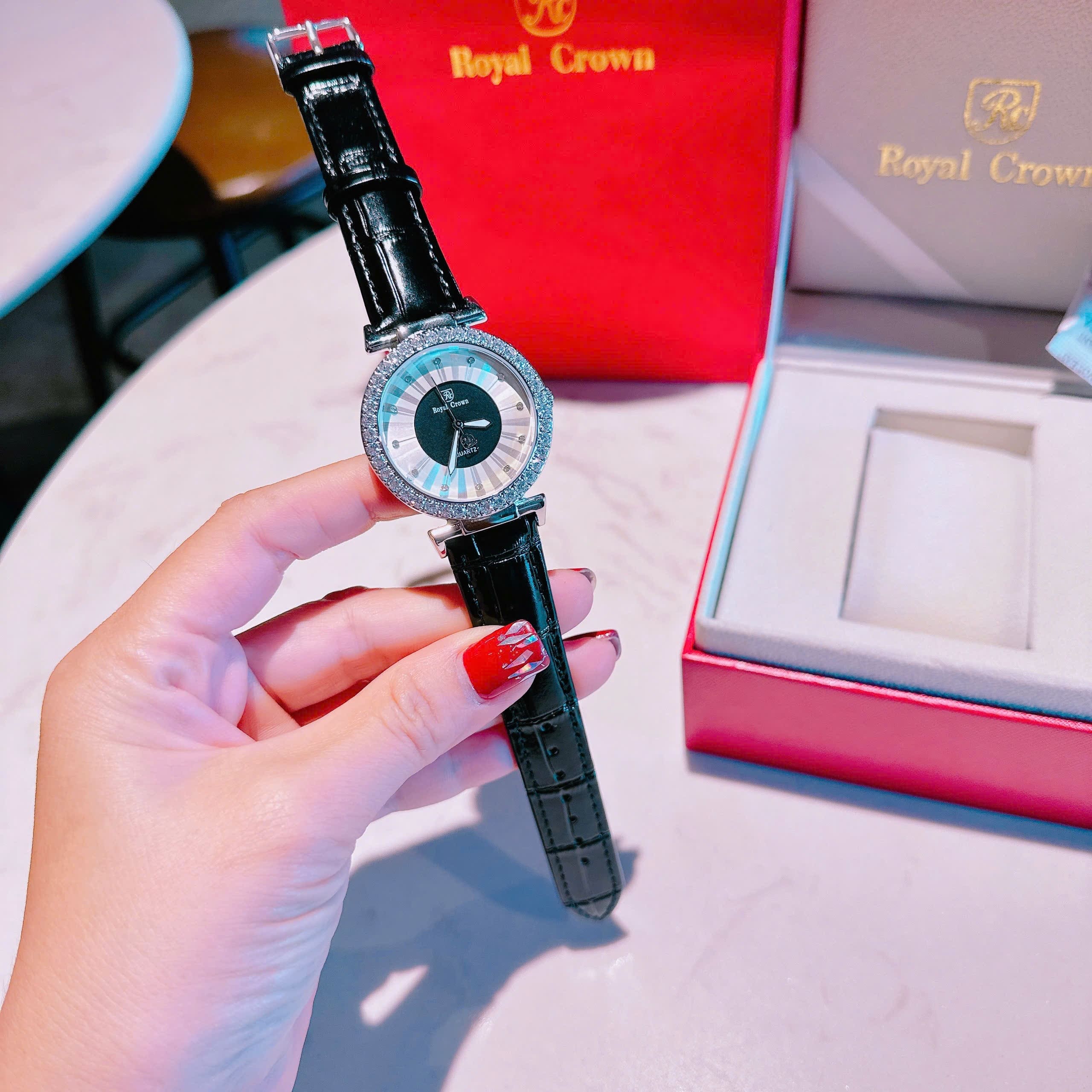 Đồng Hồ Royal Crown Mặt Tròn |Nữ Giới |Đính Đá |Dây Da Đen |Máy Pin (Quartz) |Size 35mm |donghogiatot.vn